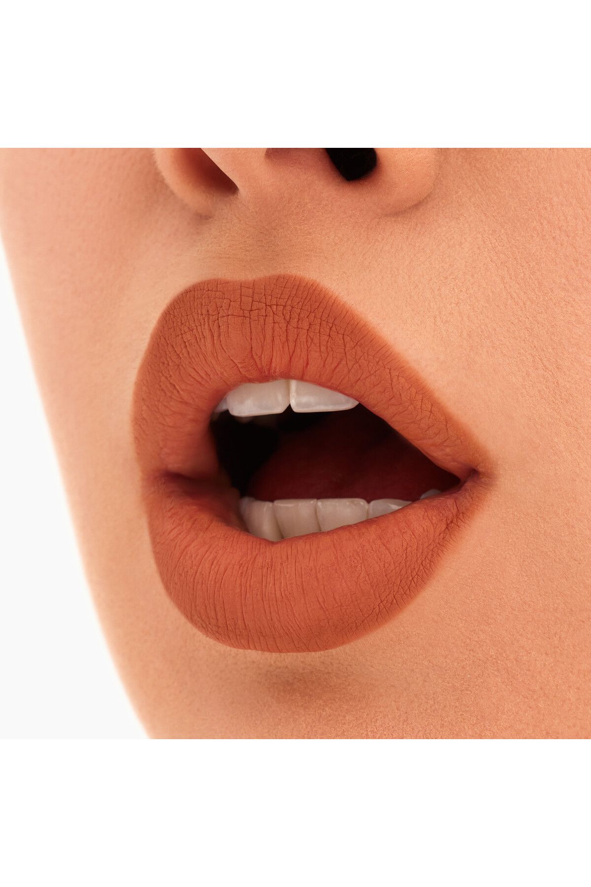 Mac رژ لب مدل Locked Kiss با ماندگاری 24 ساعته رنگ کرمی