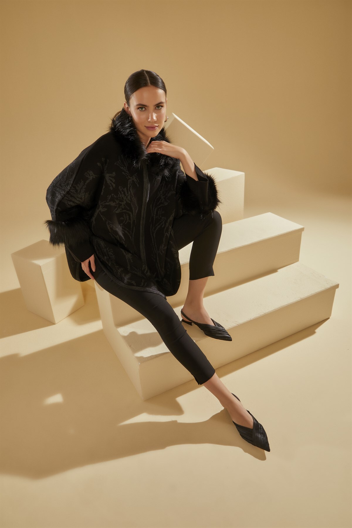 Women's Black Collar Fur Patterned Poncho
