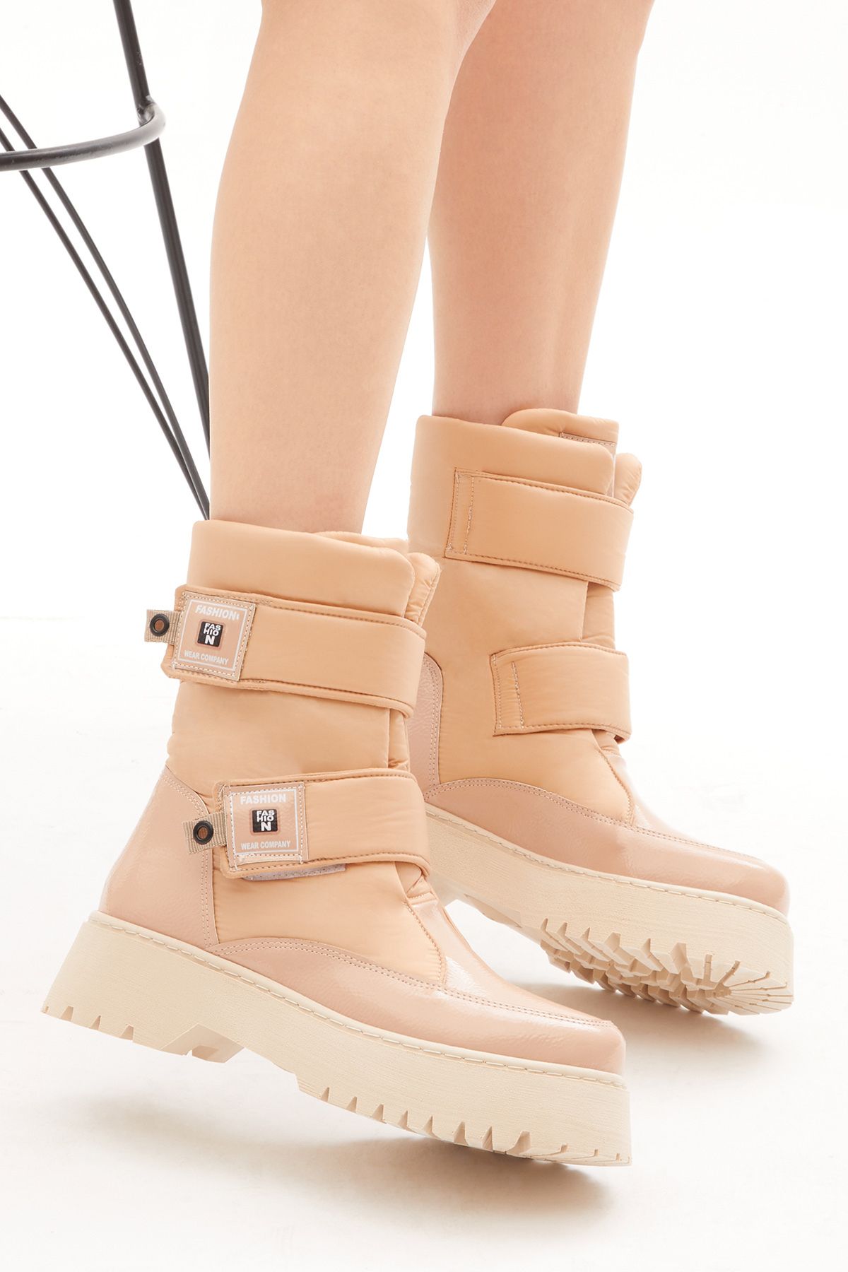 Womens velcro hotsell snow boots