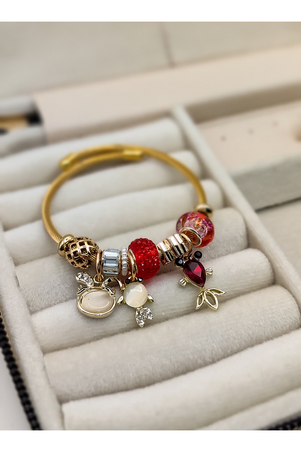 Kırmızı Balık Desenli Charm Çelik Bileklik