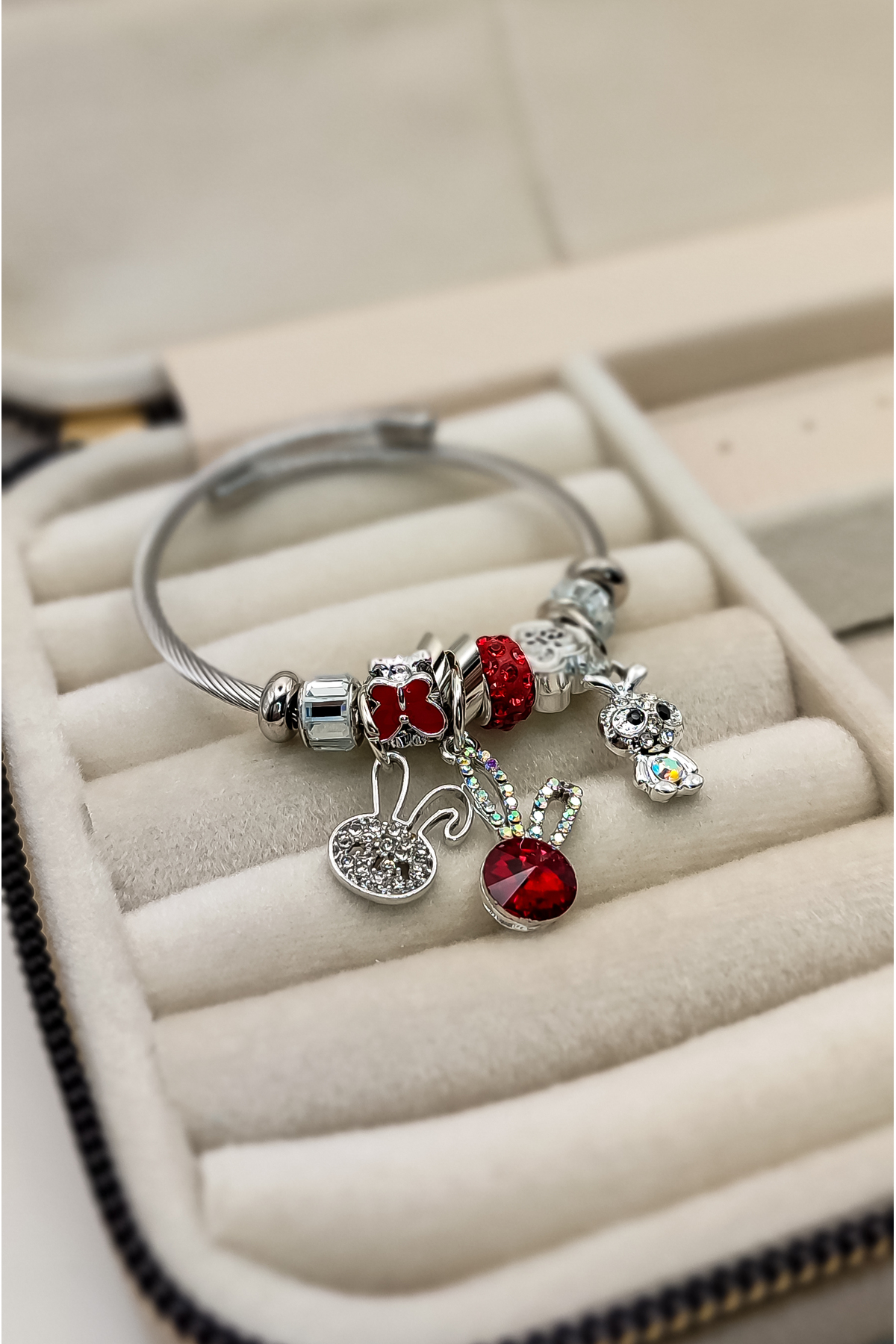 Tavşan Desenli Kırmızı Charm Çelik Bileklik