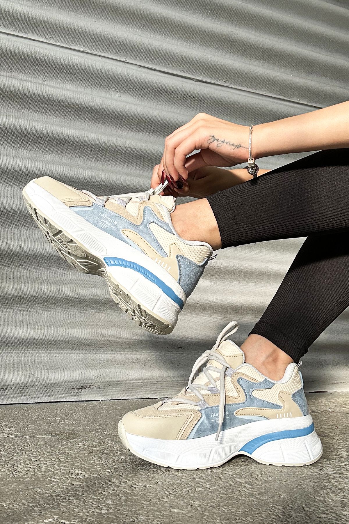 Shoes with top turquoise soles