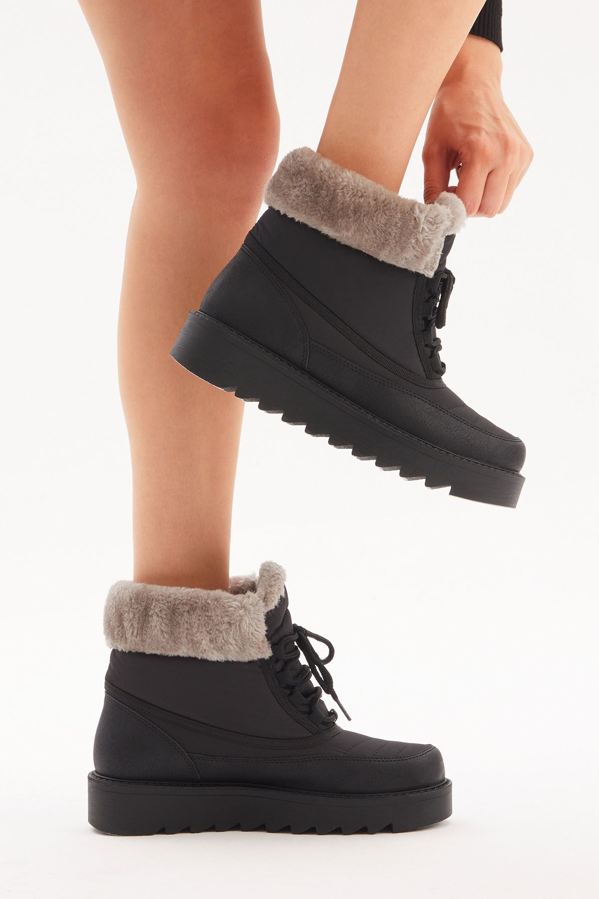 Comfortable women's lace up boots 2025