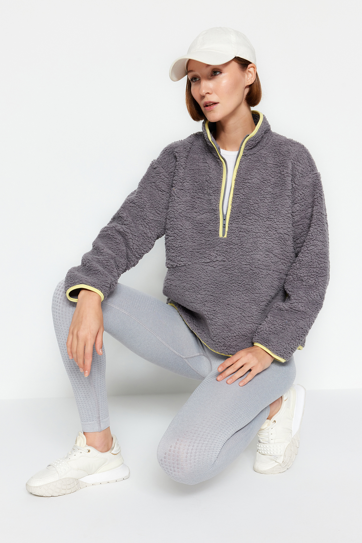 Trendyolmilla  Gri Peluş Örme Spor Sweatshirt THMAW23SW00021 - Görsel 2