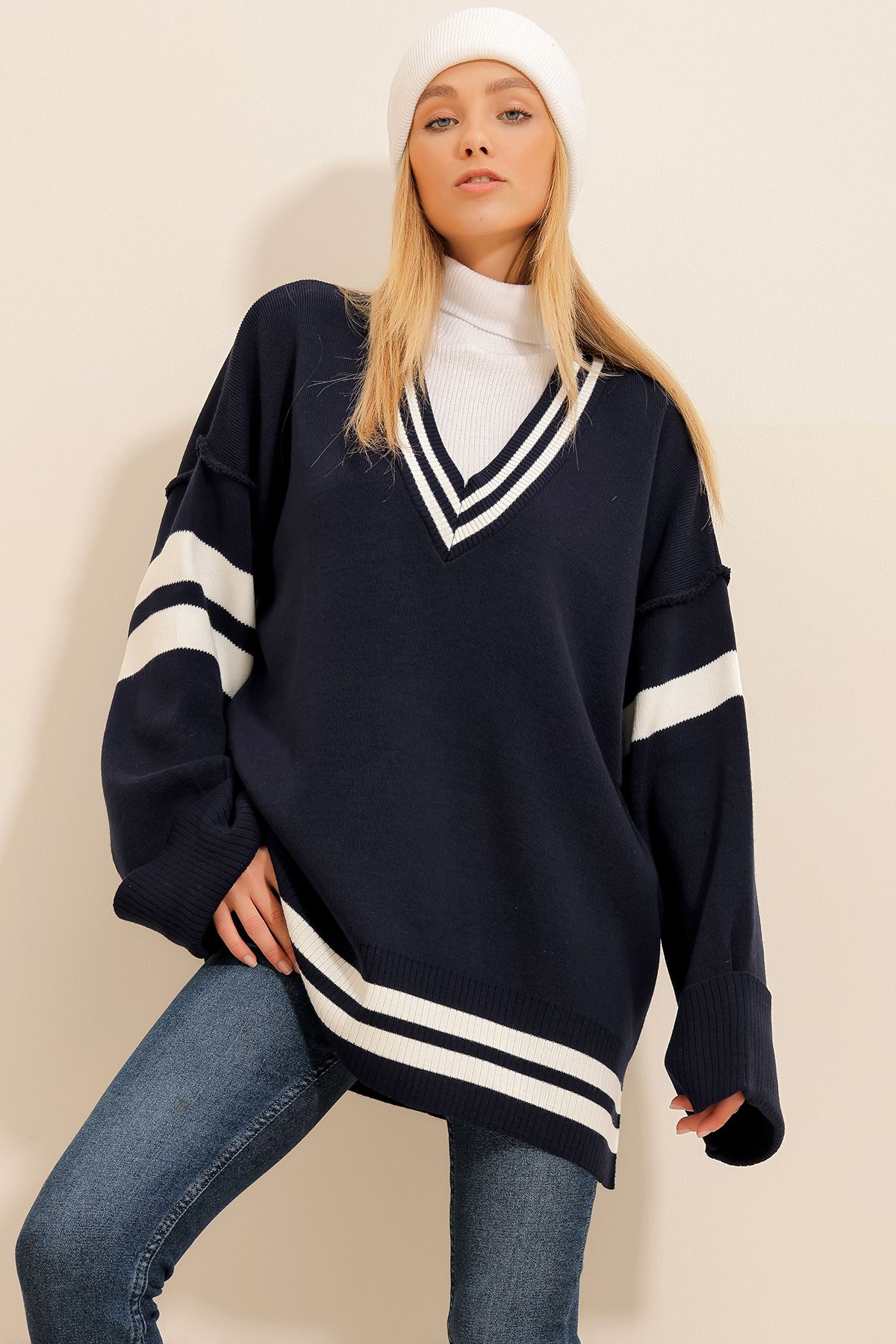 Dark blue v neck sweater 2025