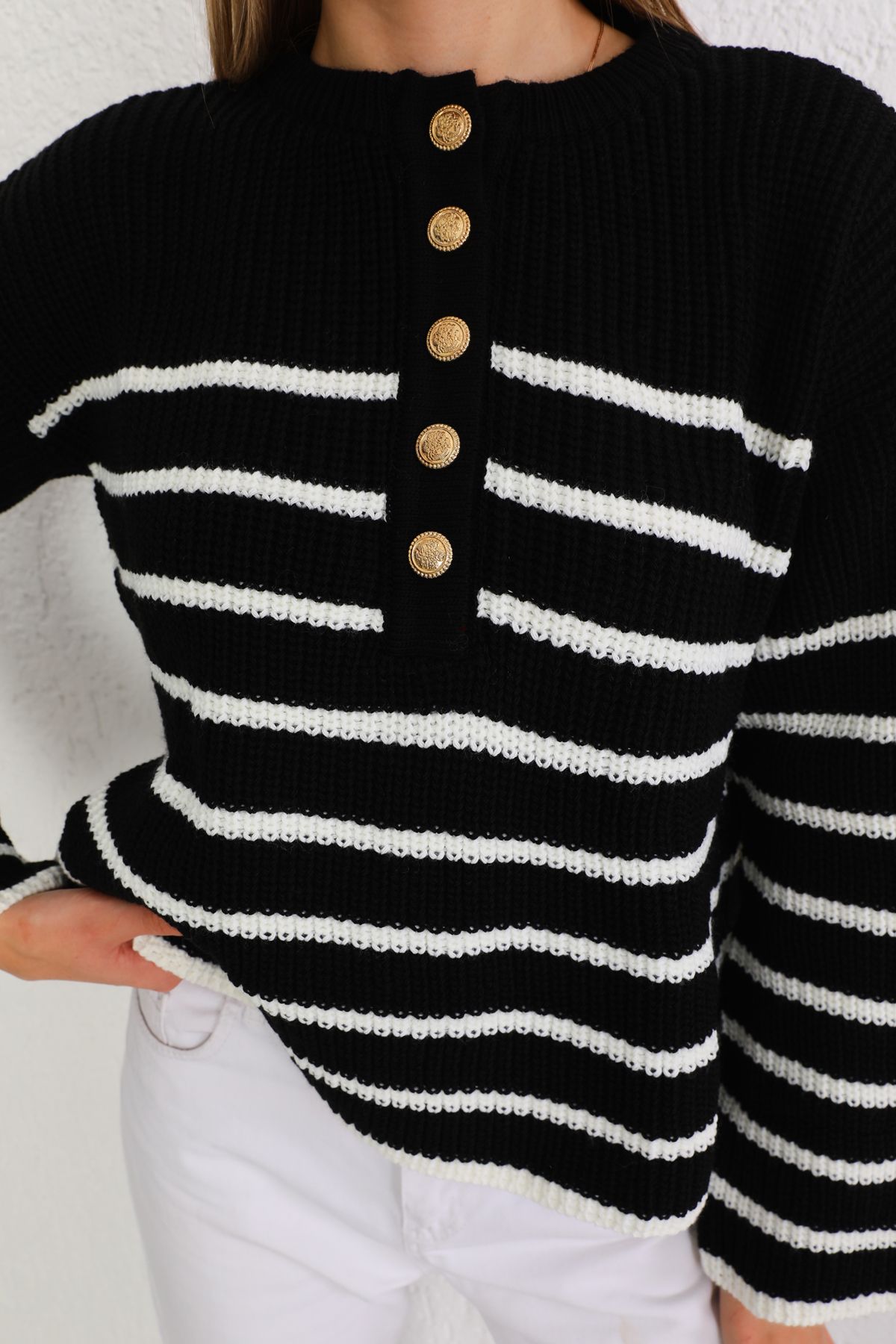 BİKELİFE-Schwarzer, dicker, übergroßer Strickpullover mit goldenen Knöpfen und Streifen für Damen 7