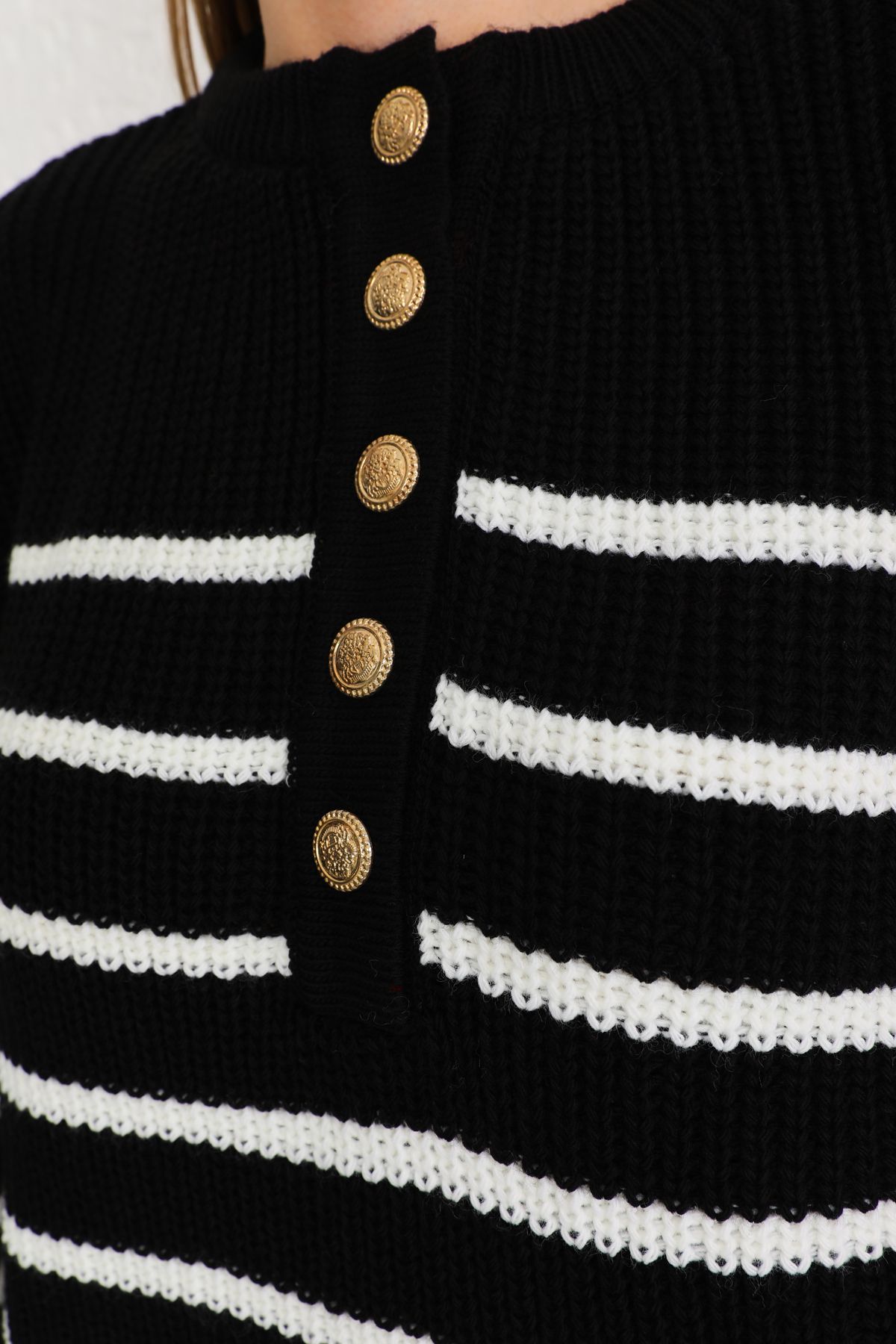 BİKELİFE-Schwarzer, dicker, übergroßer Strickpullover mit goldenen Knöpfen und Streifen für Damen 8