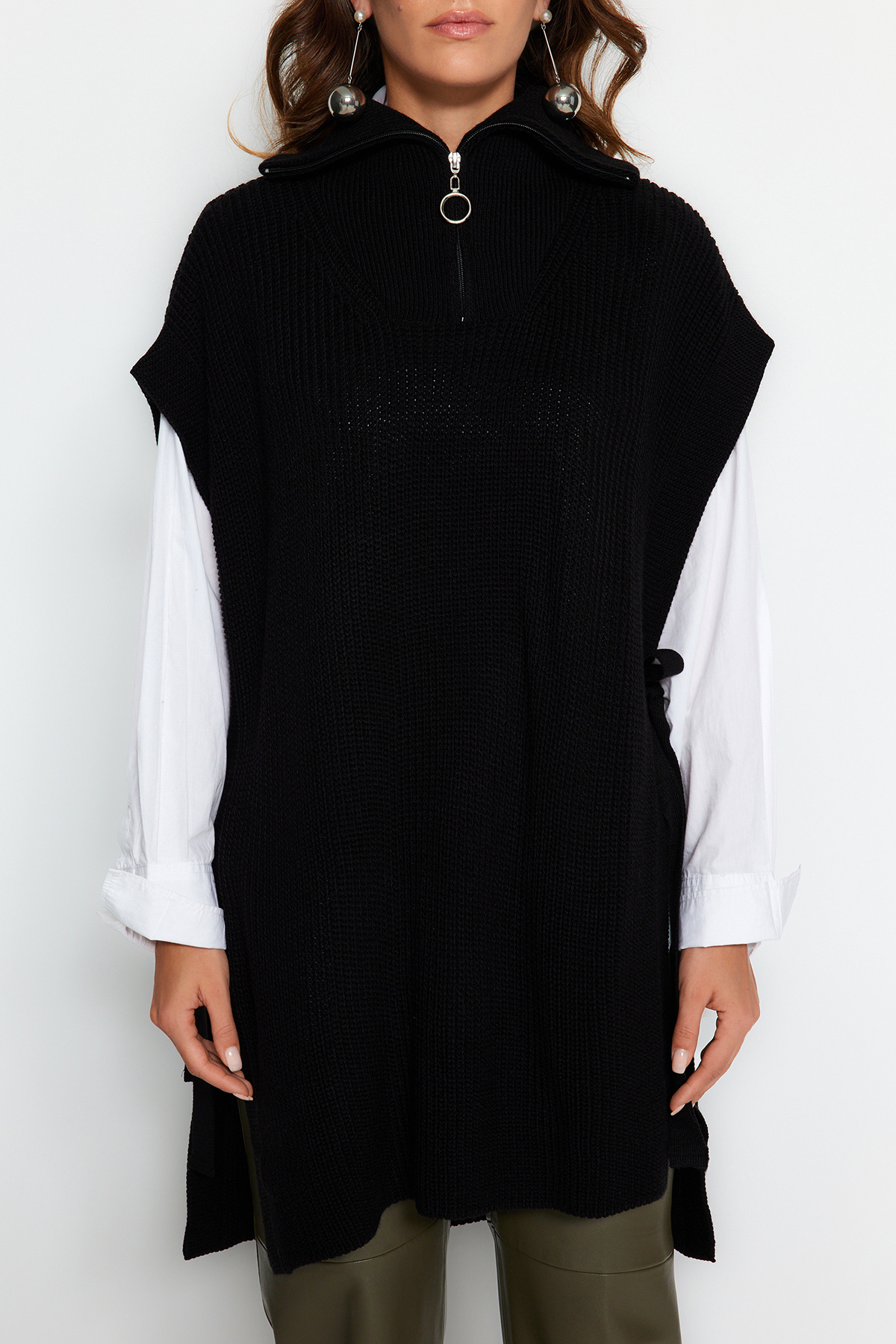 Trendyol Modest Czarny sweter z dzianiny zapinany na zamek i wiązany po bokach. TCTAW22UV0009