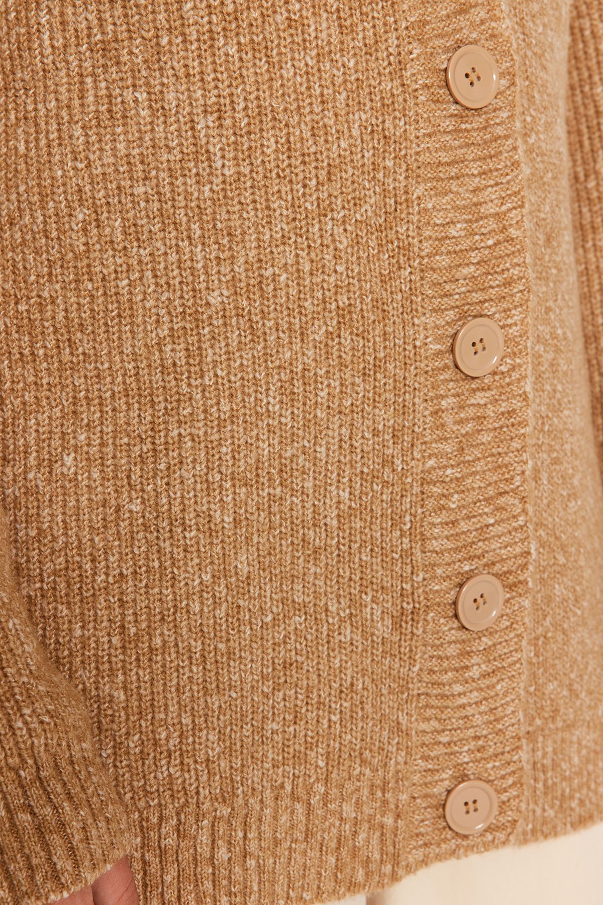 Trendyol Modest-سترة تريكو ناعمة بأزرار على شكل حرف V باللون البيج TCTAW22HI0397 4