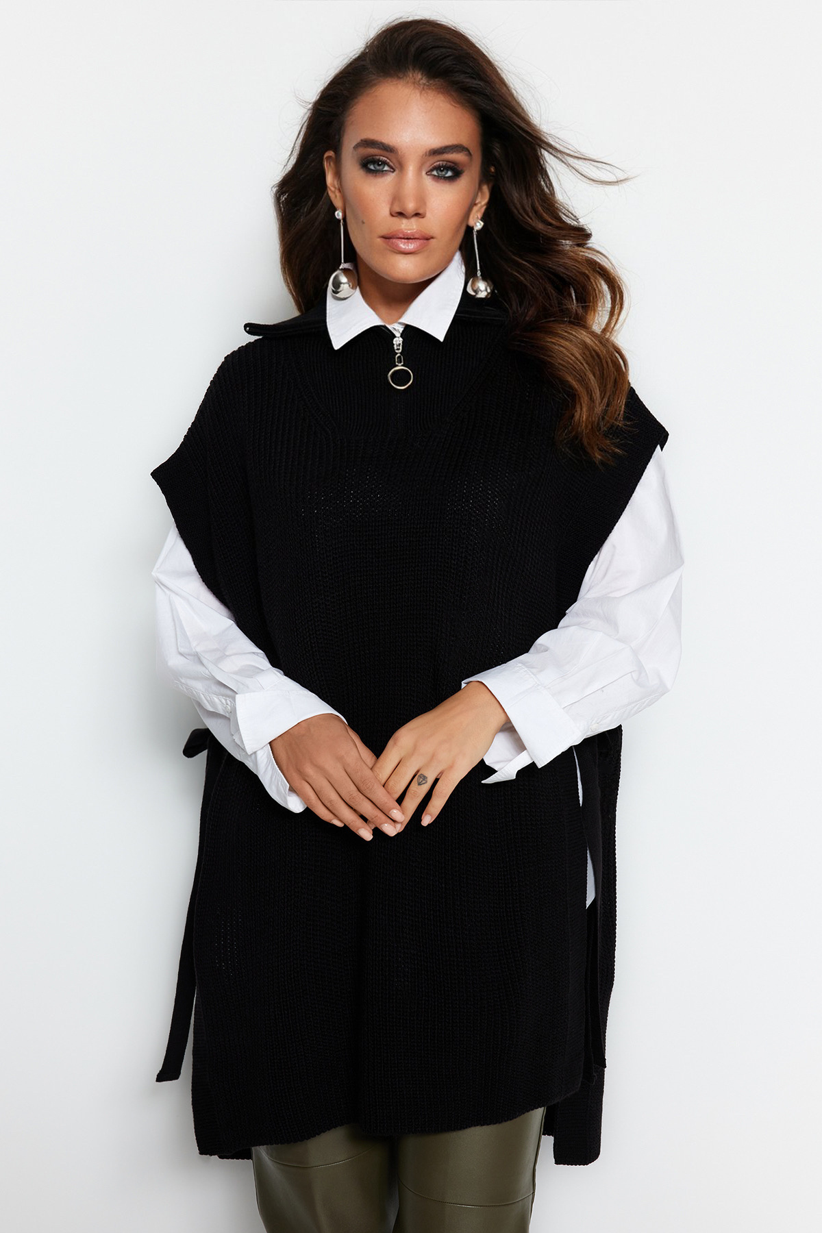 Trendyol Modest Czarny sweter z dzianiny zapinany na zamek i wiązany po bokach. TCTAW22UV0009