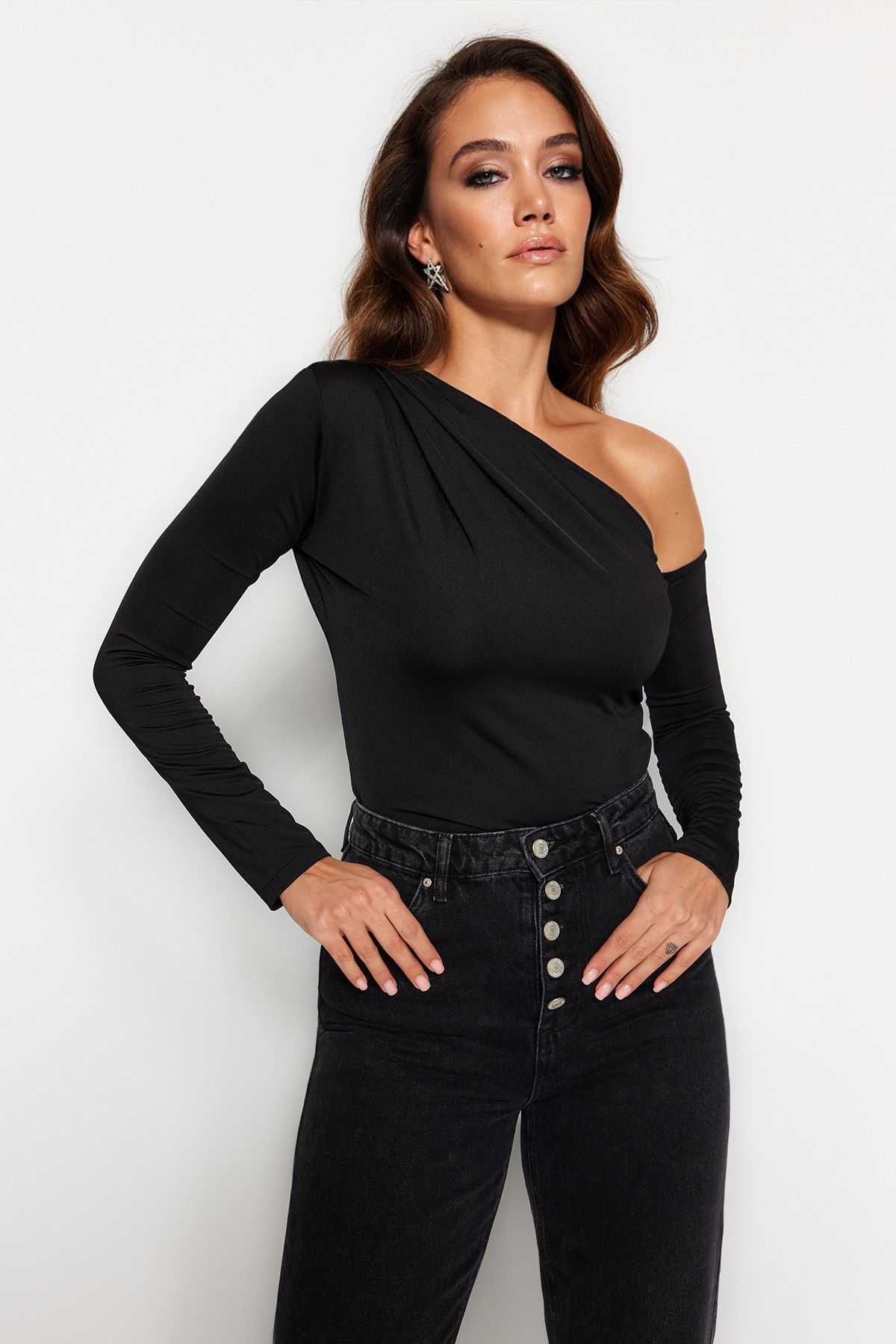 Trendyol Collection-Schwarzer, asymmetrischer, langärmliger, flexibler, gestrickter Body mit Druckknöpfen an der Unterseite TWOAW22BD0080 2