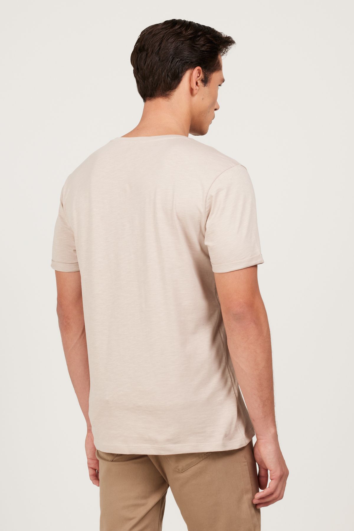 AC&Co / Altınyıldız Classics-Pánské béžové triko Slim Fit úzkého střihu, 100% bavlna, výstřih s kapsami 5