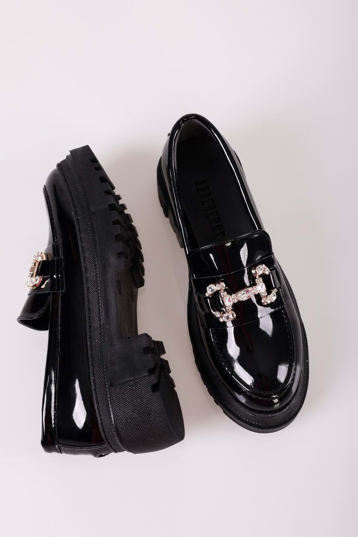Shoeberry-Damskie codzienne mokasyny Lucie z czarnej lakierowanej skóry z kamienną klamrą 6