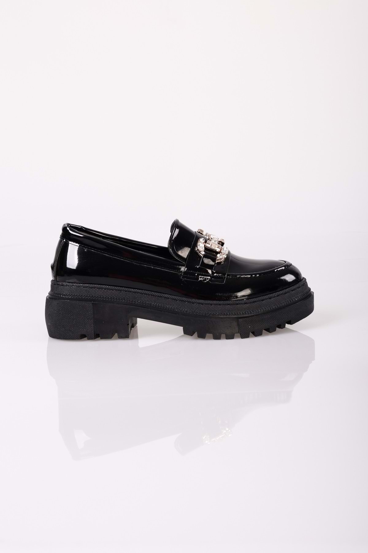 Shoeberry-Damskie codzienne mokasyny Lucie z czarnej lakierowanej skóry z kamienną klamrą 5