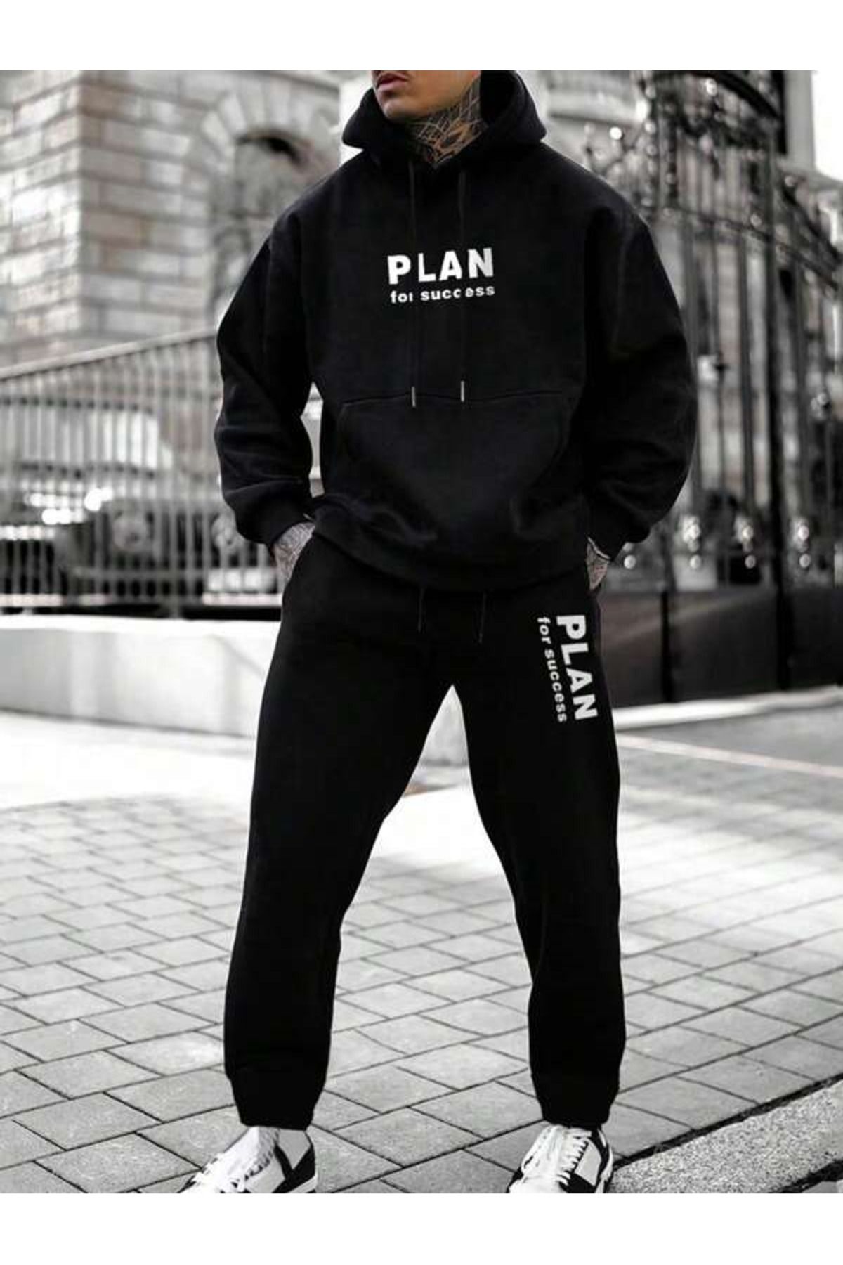 Black and white sweatsuit 2025