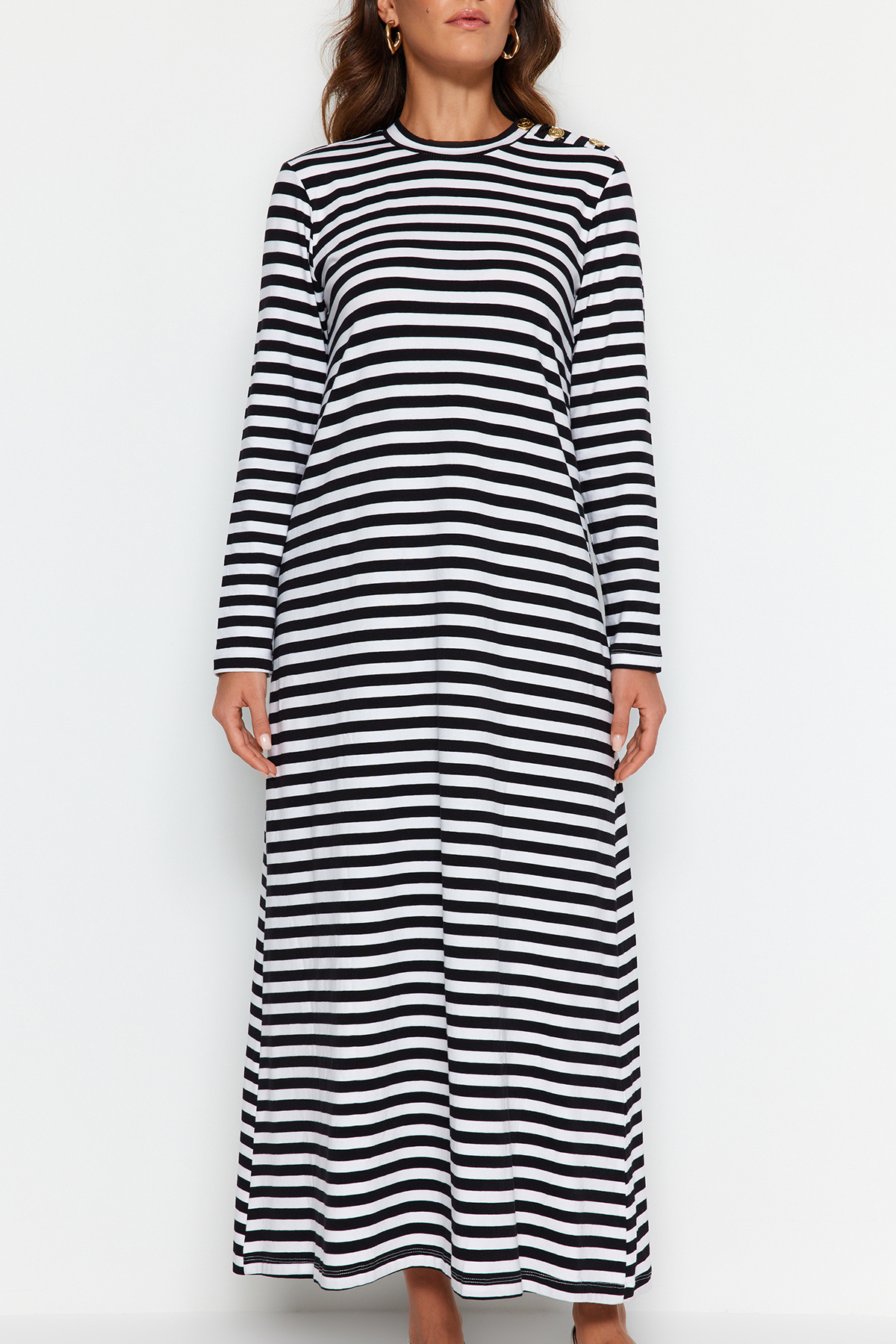 Trendyol Modest-Schwarz-weiß gestreiftes Kleid mit Knopfdetail an der Schulter - TCTSS23EB00291 4