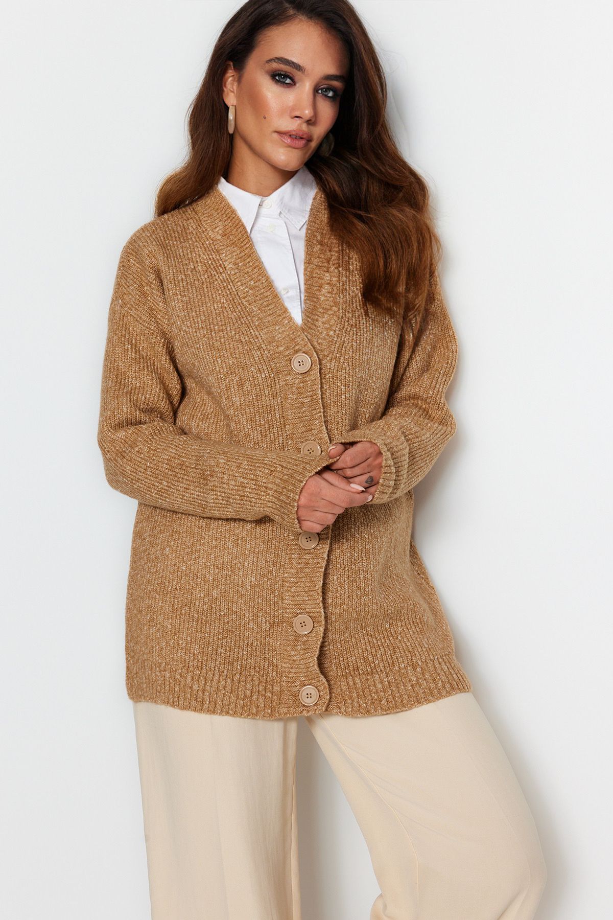 Trendyol Modest-سترة تريكو ناعمة بأزرار على شكل حرف V باللون البيج TCTAW22HI0397 2