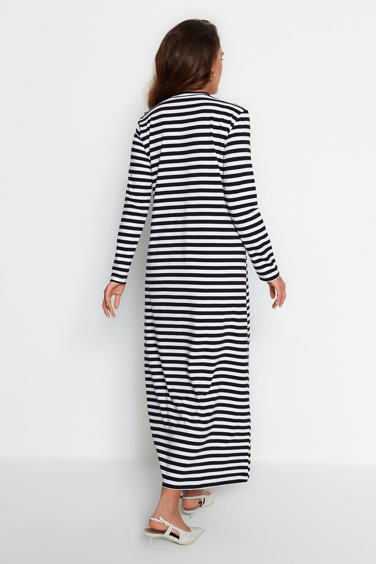 Trendyol Modest-Schwarz-weiß gestreiftes Kleid mit Knopfdetail an der Schulter - TCTSS23EB00291 6