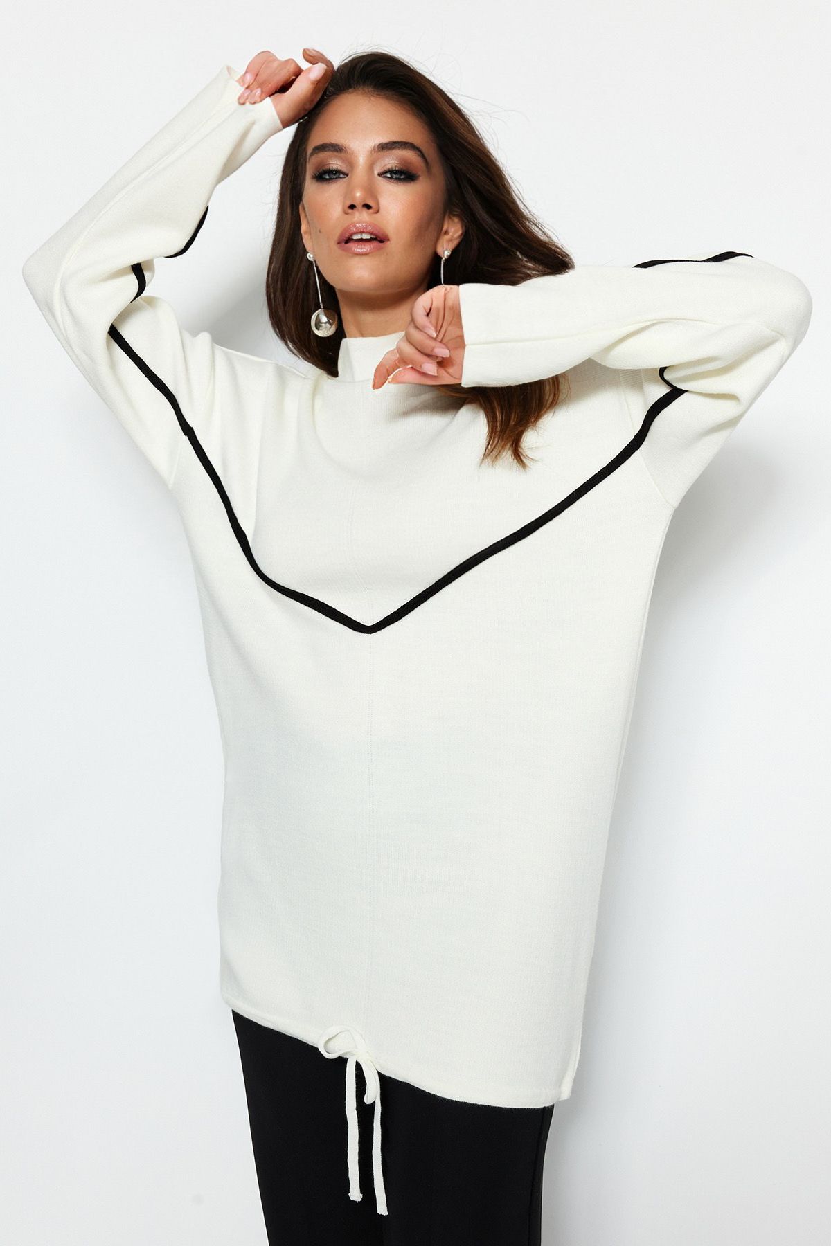 Trendyol Modest-Ecrufarbener Strickpullover mit Streifenpaspelierung und detailliertem Muster TCTAW22AK0002 3