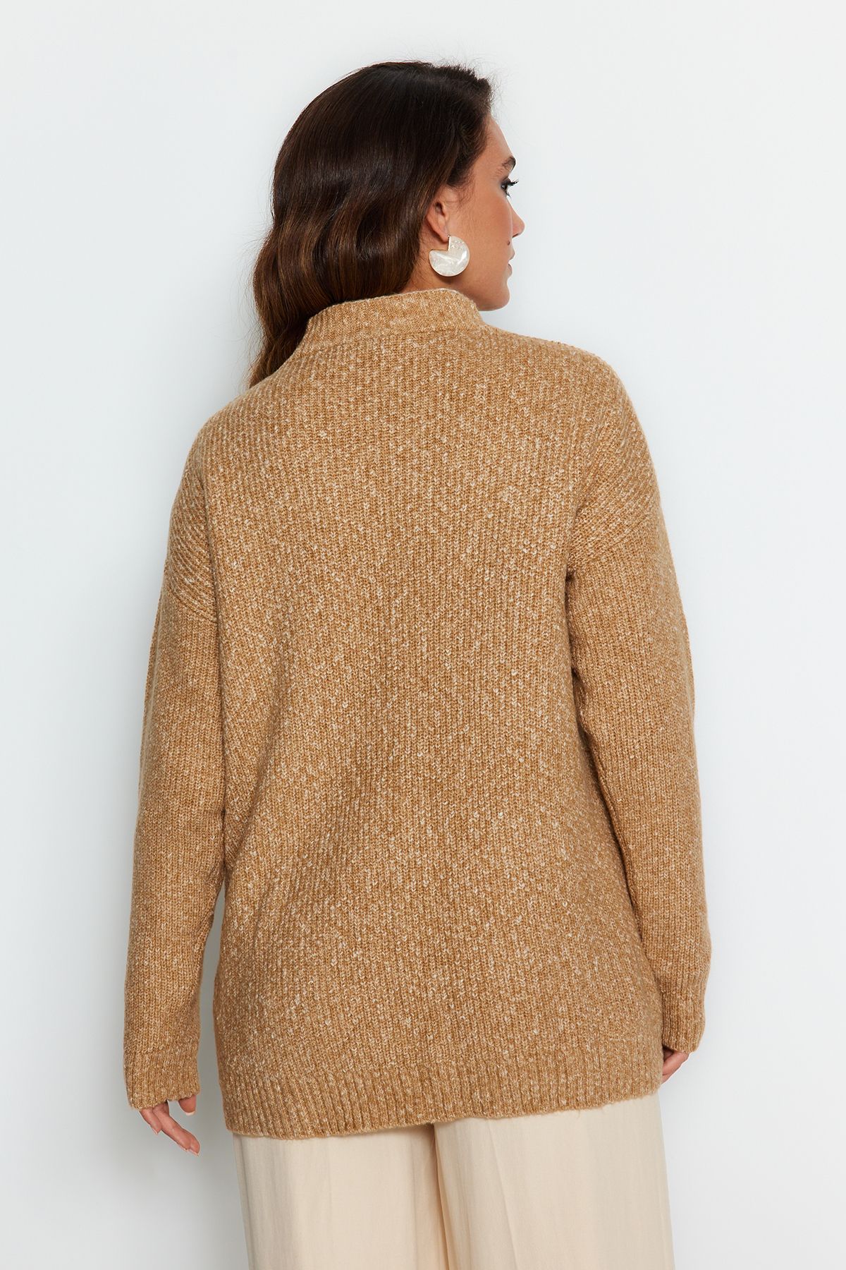 Trendyol Modest-سترة تريكو ناعمة بأزرار على شكل حرف V باللون البيج TCTAW22HI0397 5