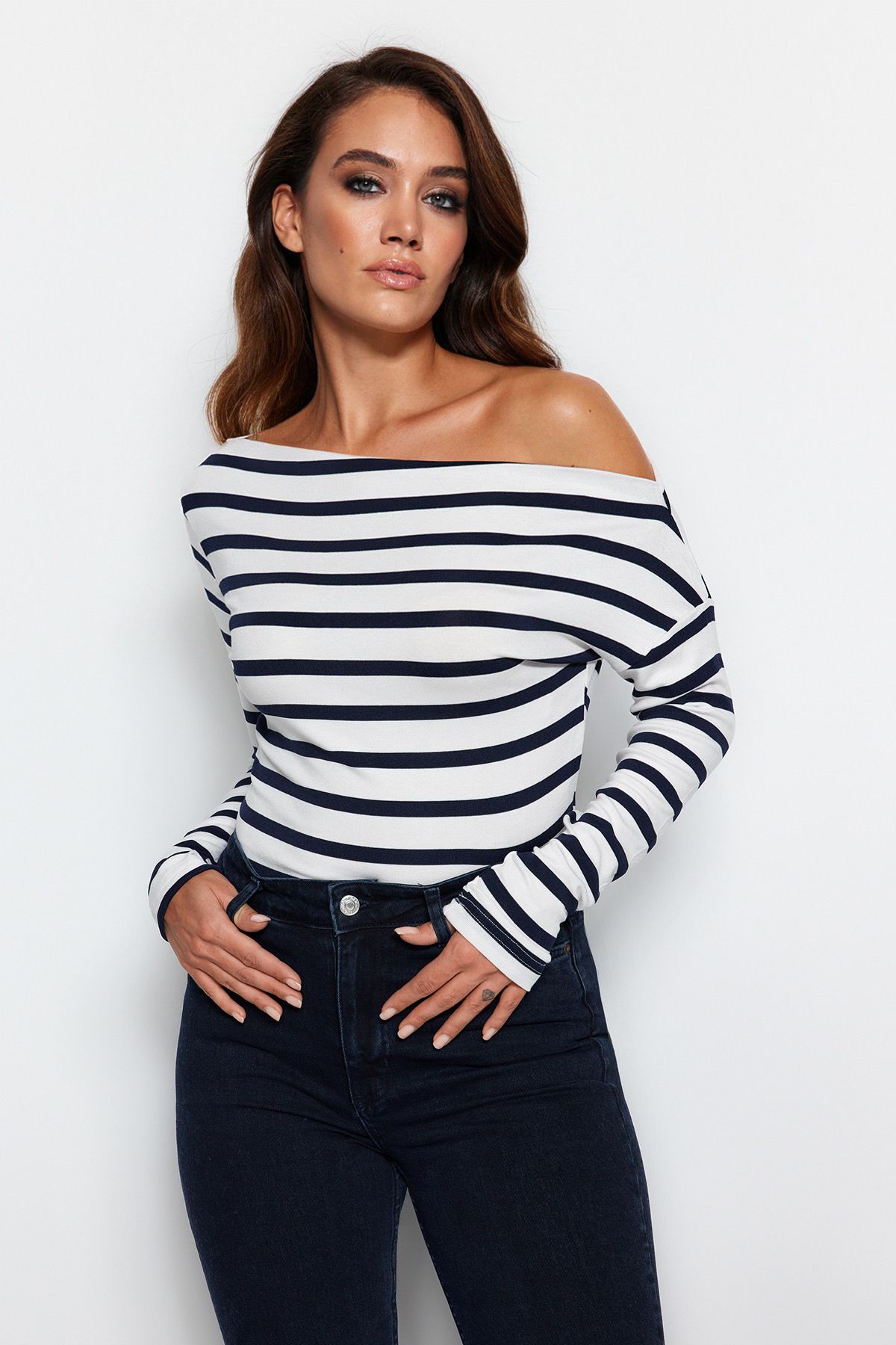 Trendyol Collection-Marineblaue gestreifte Strickbluse aus hochwertigem, weichem Stoff mit U-Boot-Ausschnitt TWOAW24BZ00227 3
