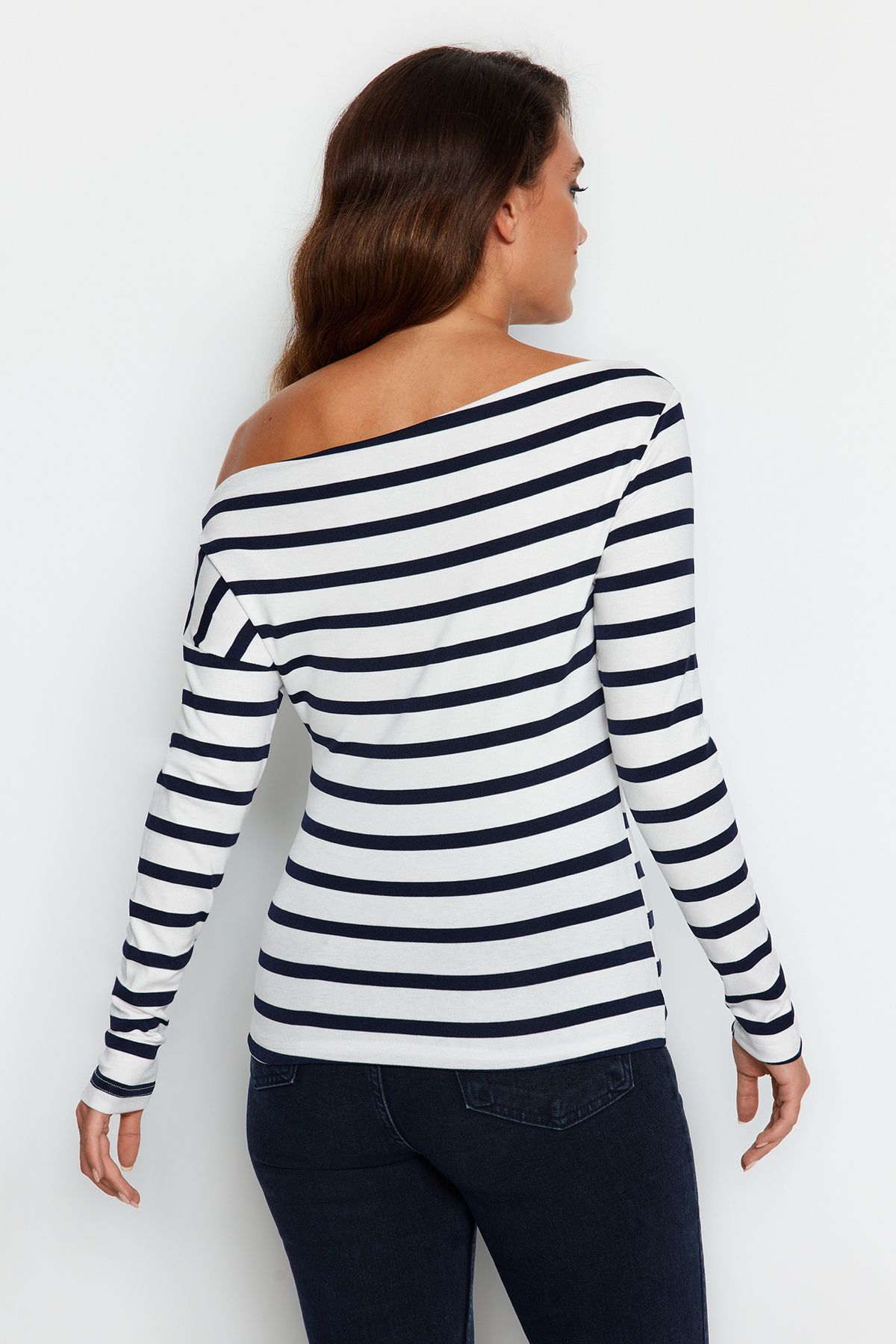 Trendyol Collection-Marineblaue gestreifte Strickbluse aus hochwertigem, weichem Stoff mit U-Boot-Ausschnitt TWOAW24BZ00227 6