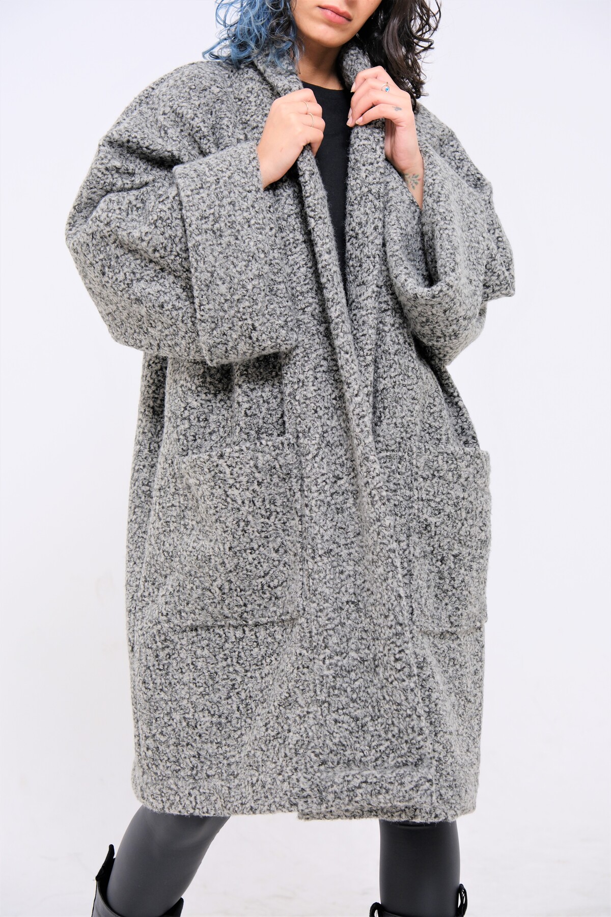 Yumuşak Keçe Buklet Kumaştan Geniş Yakalı Cepli Oversize Kısa Kaban Unisex — خاکستری UK1001 — تصویر 5 از 8