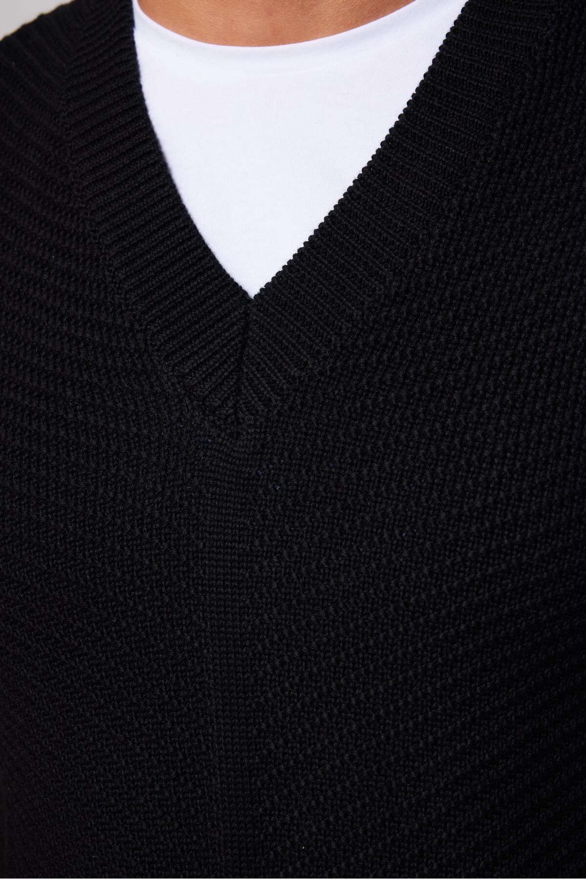 Tudors-Schwarzer gemusterter Slim-Fit-Pullover für Herren mit V-Ausschnitt 4