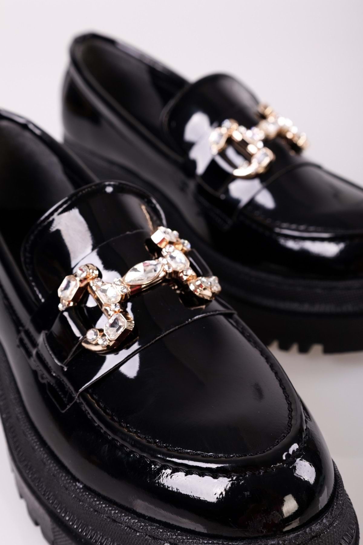 Shoeberry-Damskie codzienne mokasyny Lucie z czarnej lakierowanej skóry z kamienną klamrą 4