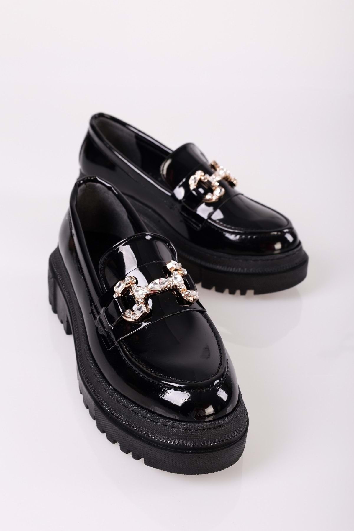 Shoeberry-Damskie codzienne mokasyny Lucie z czarnej lakierowanej skóry z kamienną klamrą 3