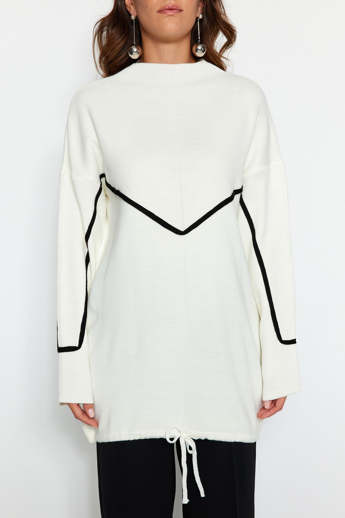 Trendyol Modest-Ecrufarbener Strickpullover mit Streifenpaspelierung und detailliertem Muster TCTAW22AK0002 4