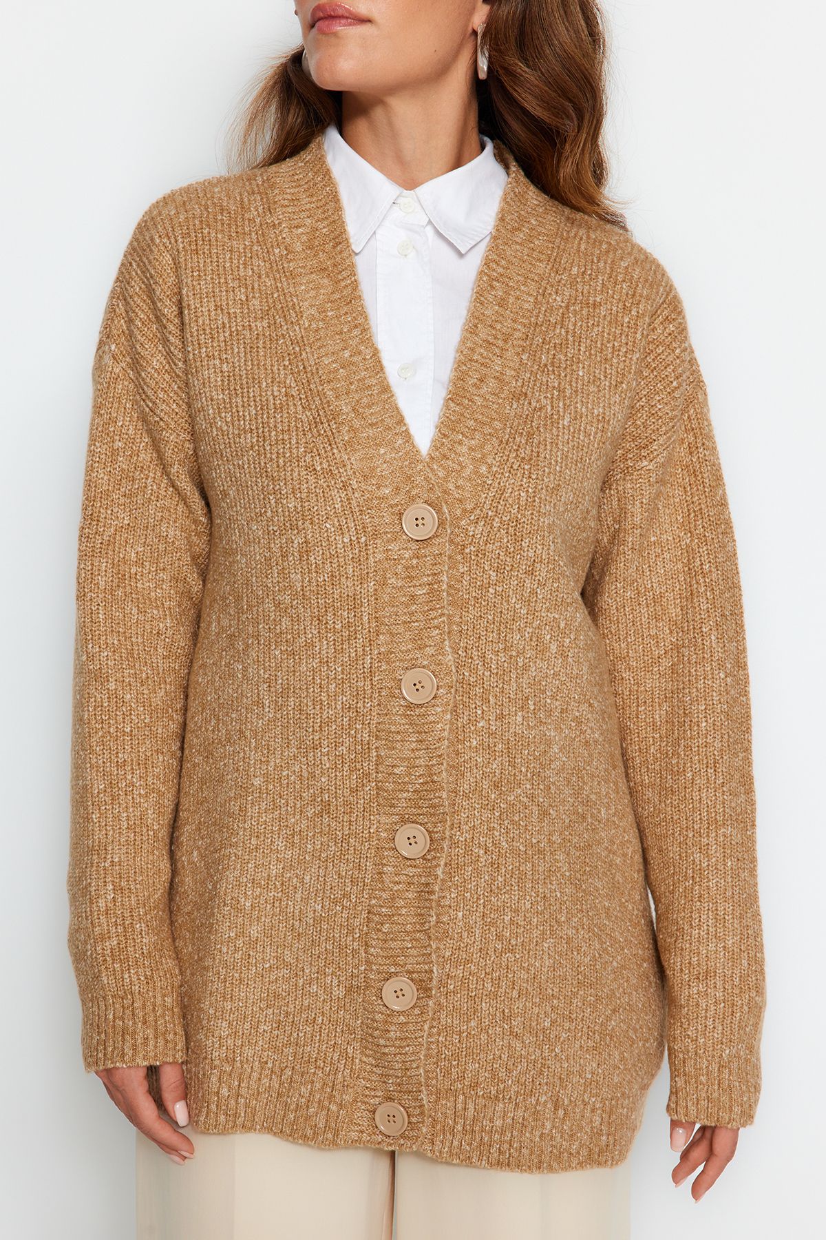 Trendyol Modest-سترة تريكو ناعمة بأزرار على شكل حرف V باللون البيج TCTAW22HI0397 3
