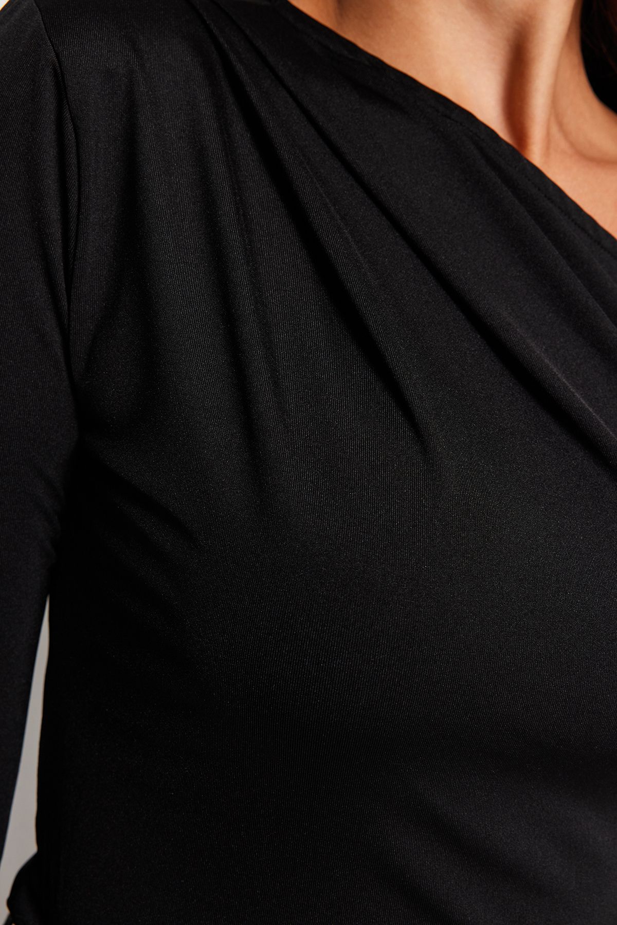 Trendyol Collection-Schwarzer, asymmetrischer, langärmliger, flexibler, gestrickter Body mit Druckknöpfen an der Unterseite TWOAW22BD0080 5