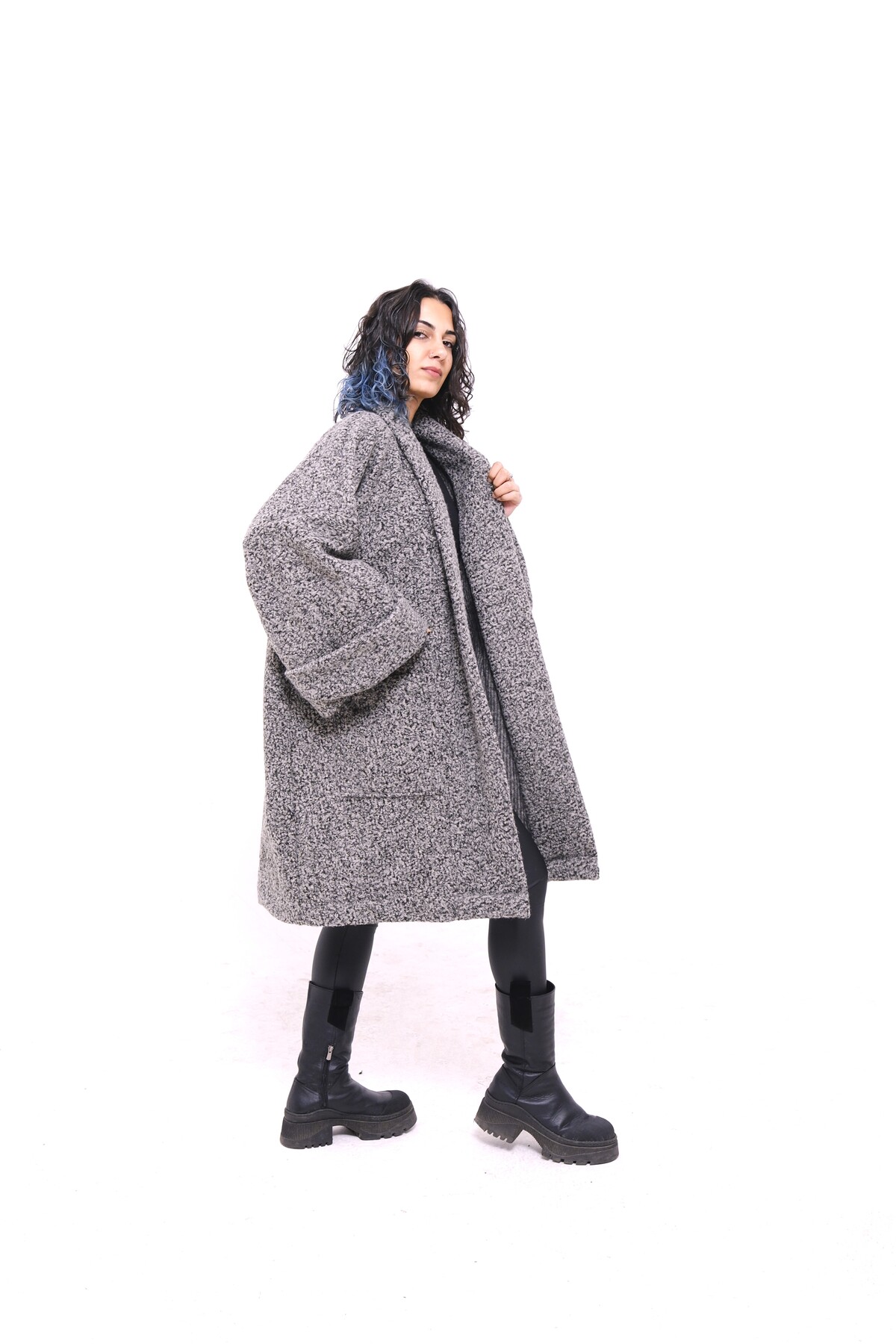 Yumuşak Keçe Buklet Kumaştan Geniş Yakalı Cepli Oversize Kısa Kaban Unisex — خاکستری UK1001 — تصویر 2 از 8
