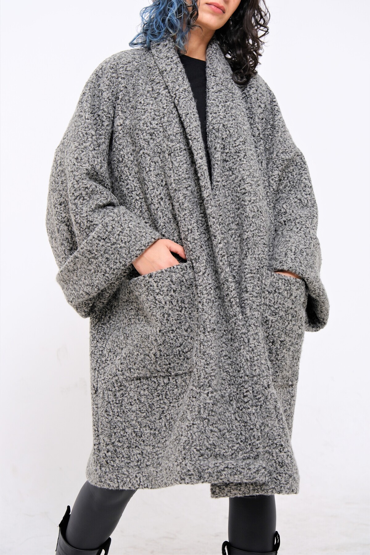 Yumuşak Keçe Buklet Kumaştan Geniş Yakalı Cepli Oversize Kısa Kaban Unisex — خاکستری UK1001 — تصویر 6 از 8