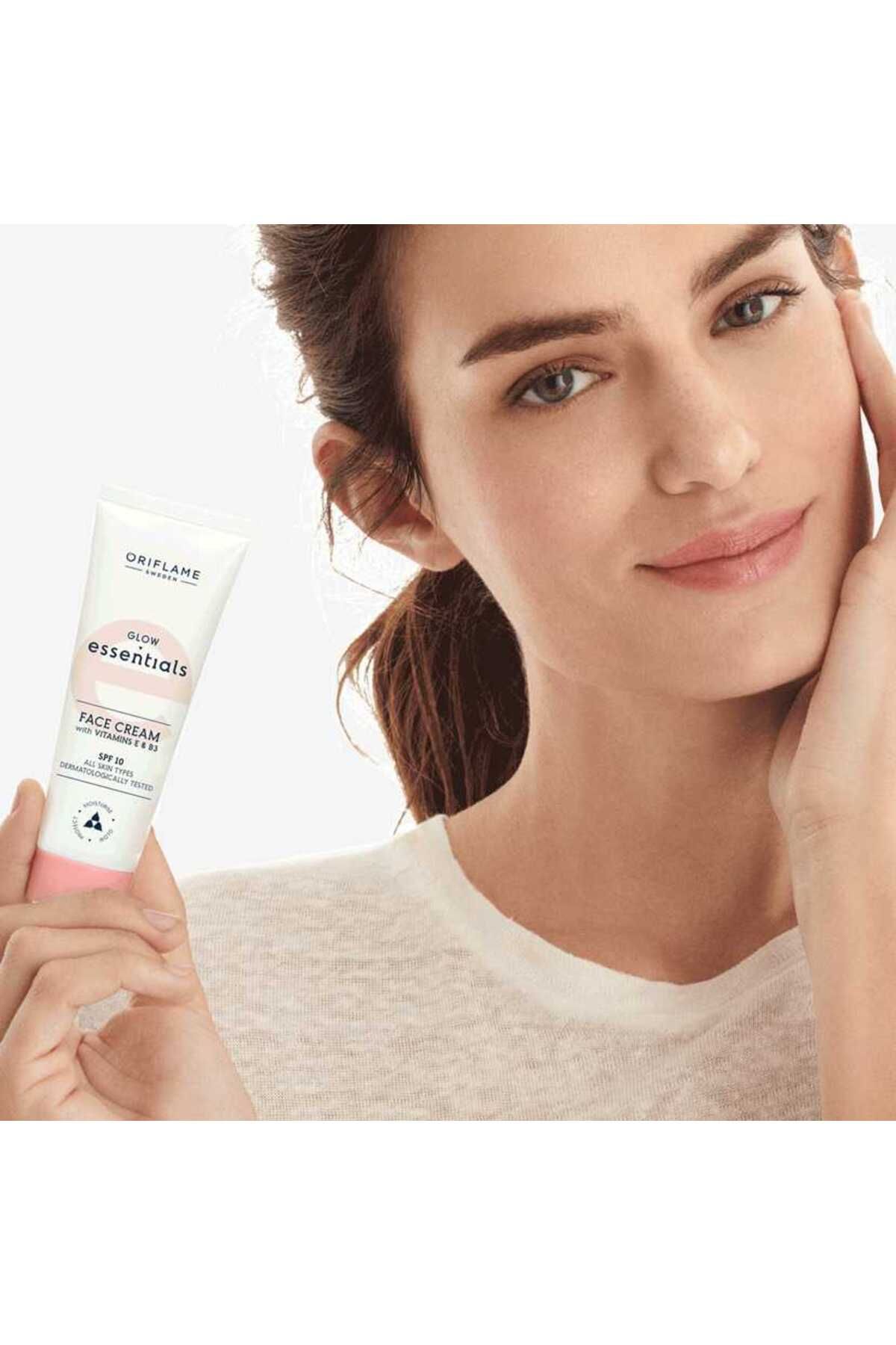 Glow essentials. Essentials face Cream Oriflame. Девушка мажет крем. Выравнивающий крем для лица с SPF 10 Glow Essentials. Essential Glow Орифлейм крем.