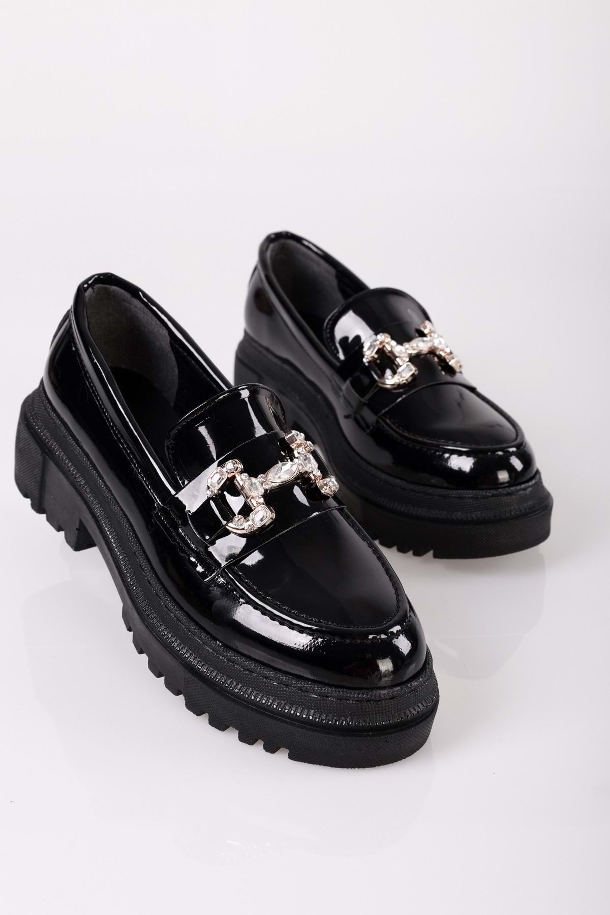 Shoeberry-Damskie codzienne mokasyny Lucie z czarnej lakierowanej skóry z kamienną klamrą 7