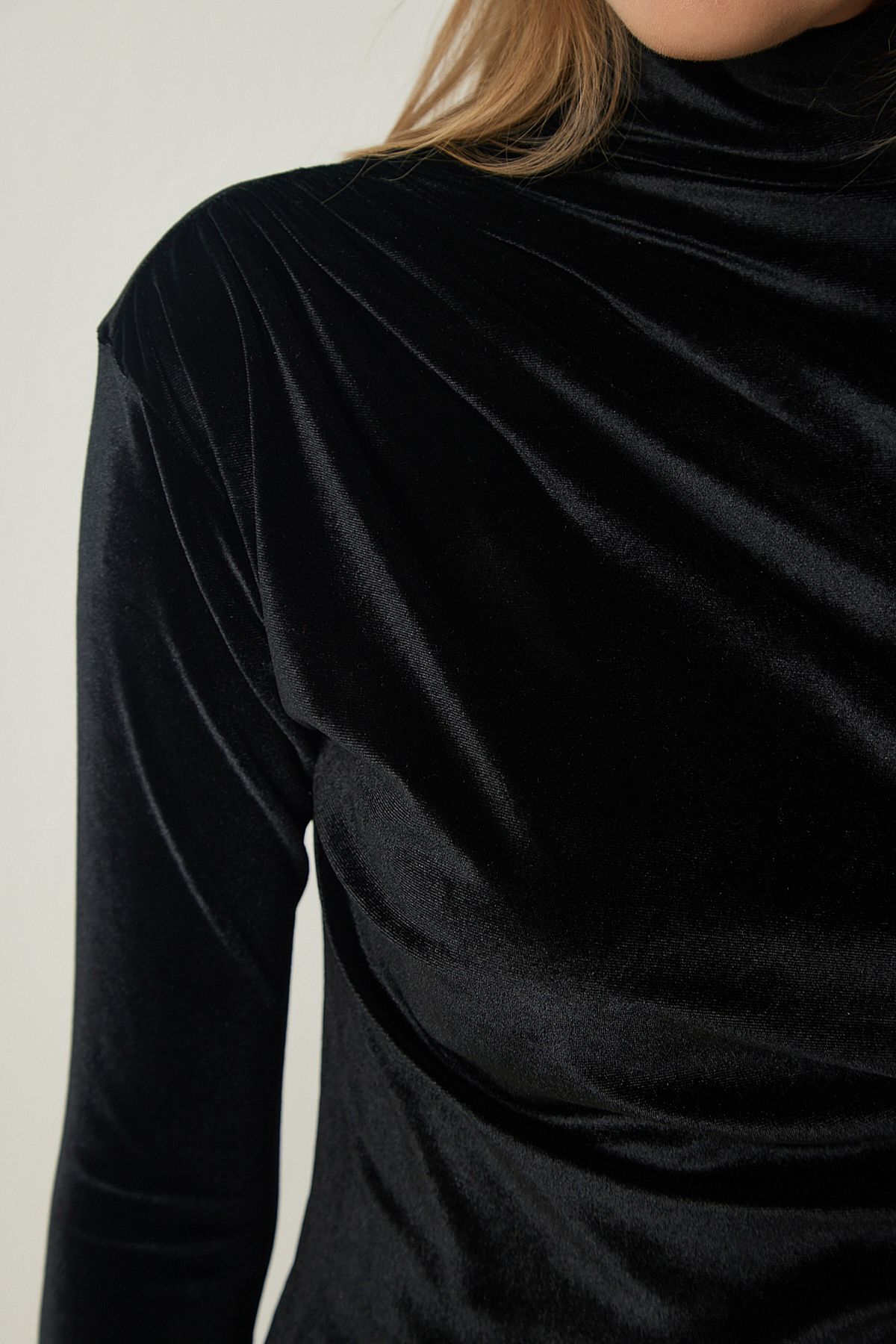 Happiness İstanbul-Stilvolle Damenbluse aus Samt mit gerafftem Kragen in Schwarz FF00144 5