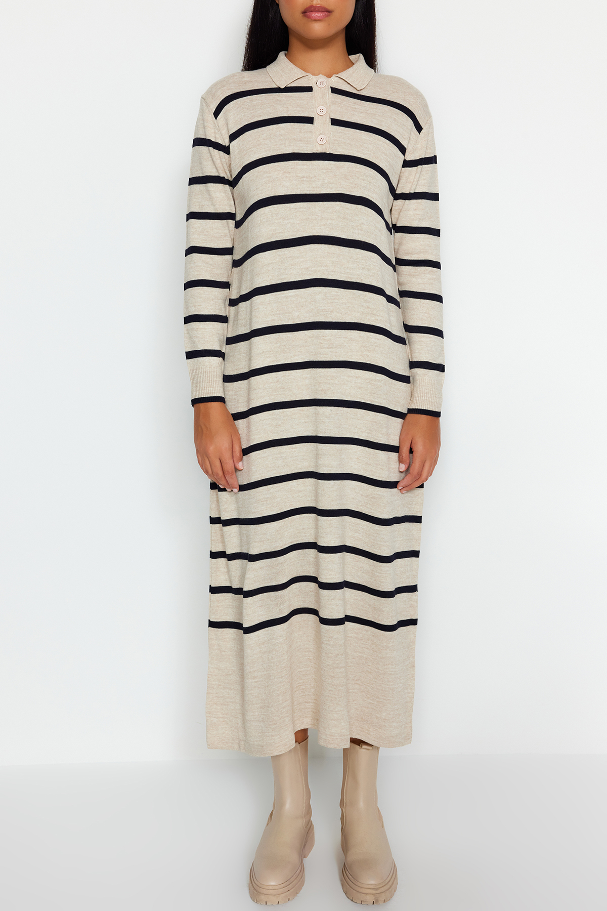 Trendyol Modest Dzianinowa sukienka w paski w kolorze indygo z kołnierzykiem polo TCTAW22EB0212