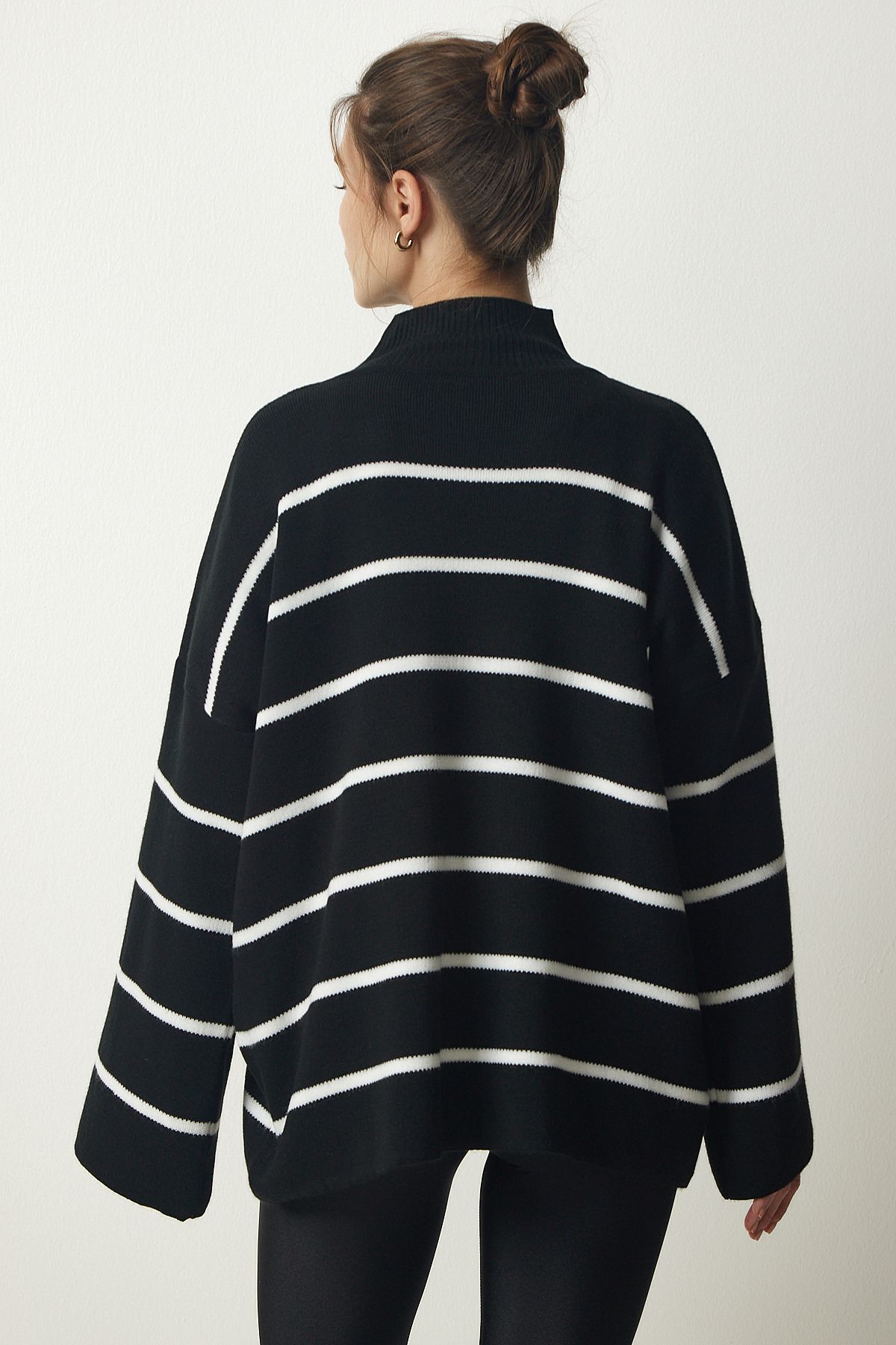 Happiness İstanbul-Schwarzes, gestreiftes Oversize-Sweatshirt aus Strick mit Stehkragen für Damen NF00076 6