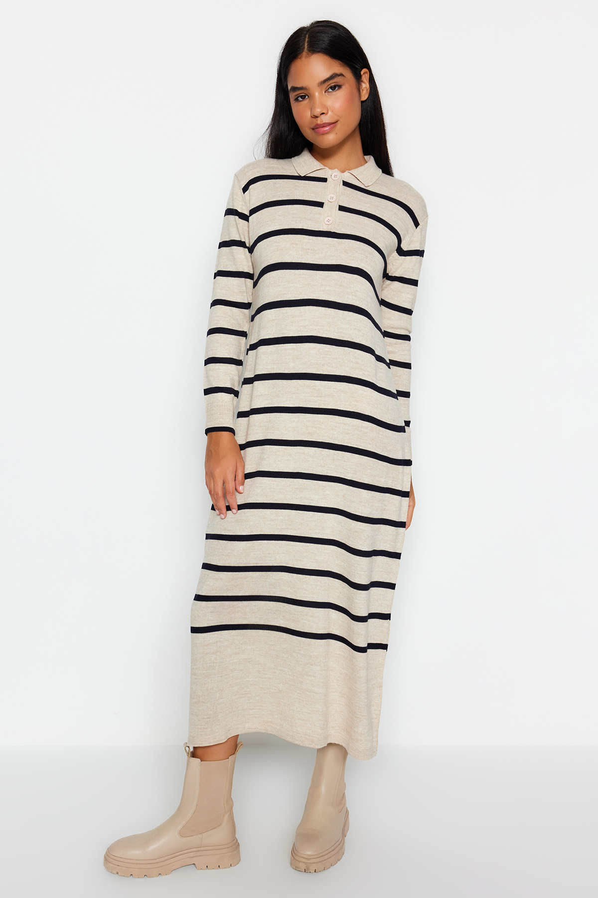 Trendyol Modest Dzianinowa sukienka w paski w kolorze indygo z kołnierzykiem polo TCTAW22EB0212