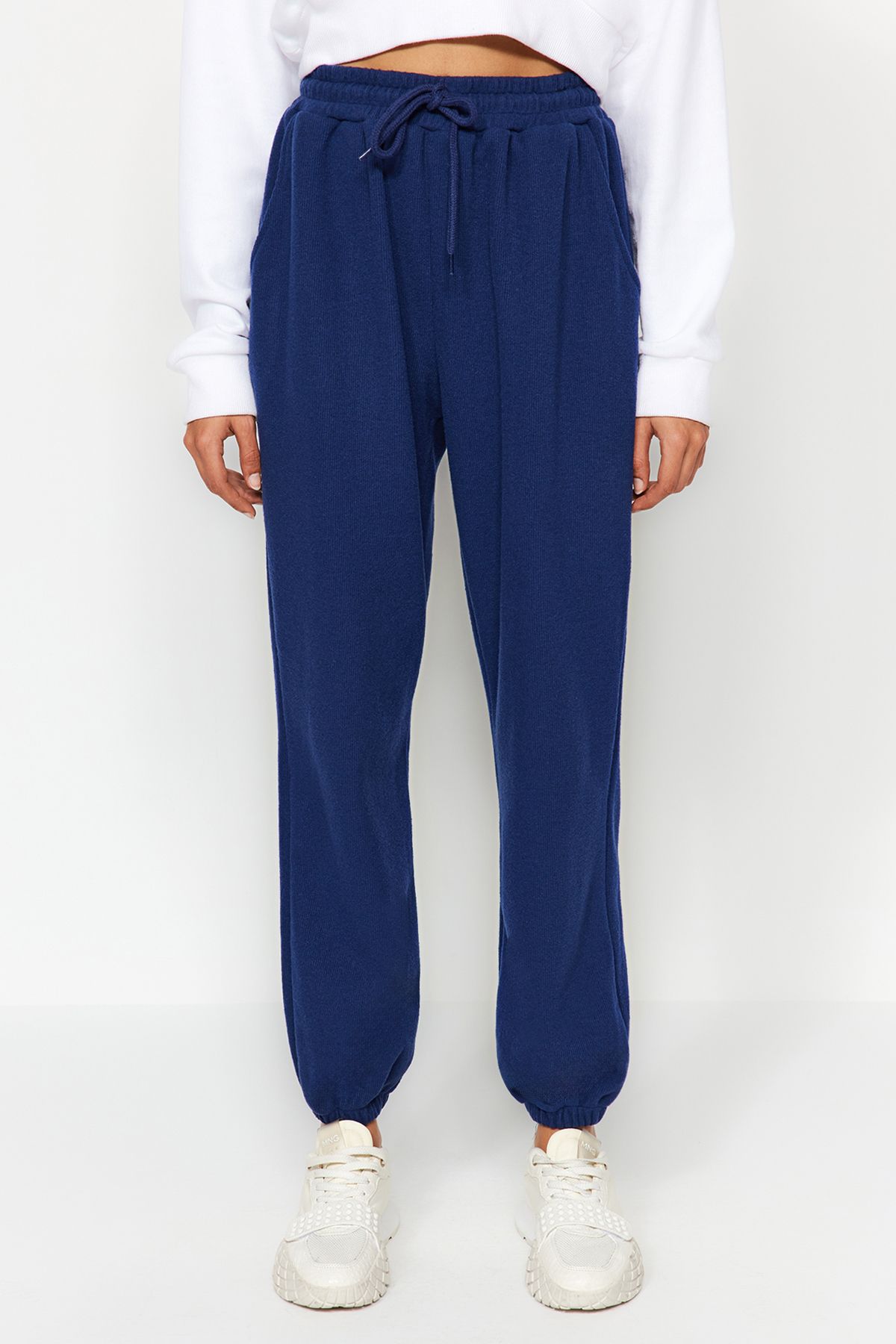 Trendyol Collection-Dark Navy Thessaloniki Pohodlný střih Kapesní pletené sportovní tepláky TWOAW21EA0168 9