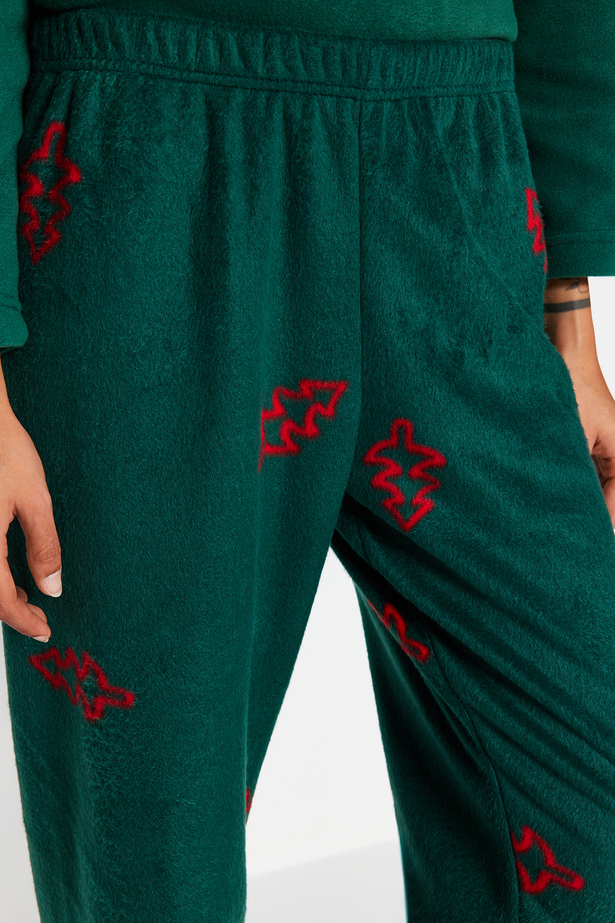 Trendyol Collection Grünes Winter-Strickpyjama-Set aus Fleece mit Neujahrsmotiv THMAW24PT00265