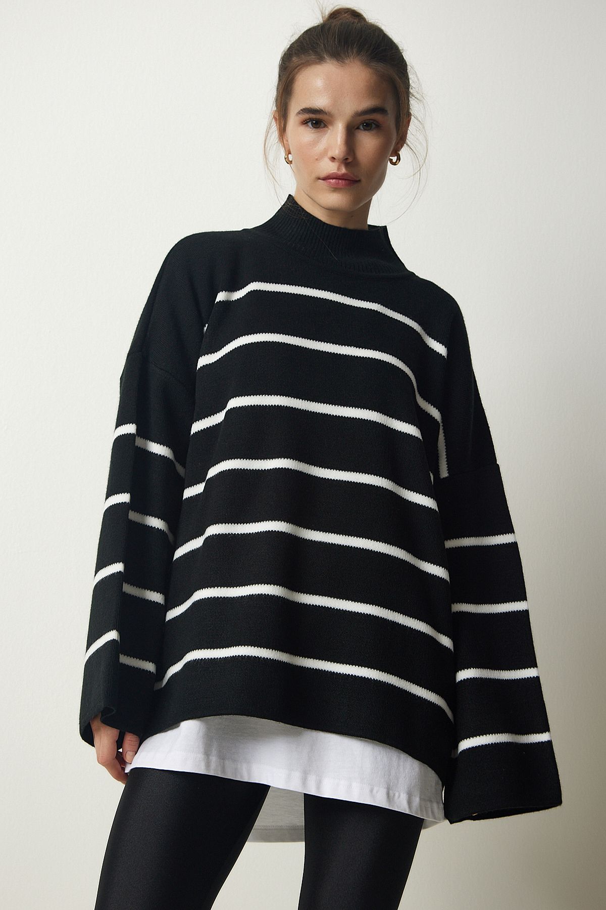 Happiness İstanbul-Schwarzes, gestreiftes Oversize-Sweatshirt aus Strick mit Stehkragen für Damen NF00076 3