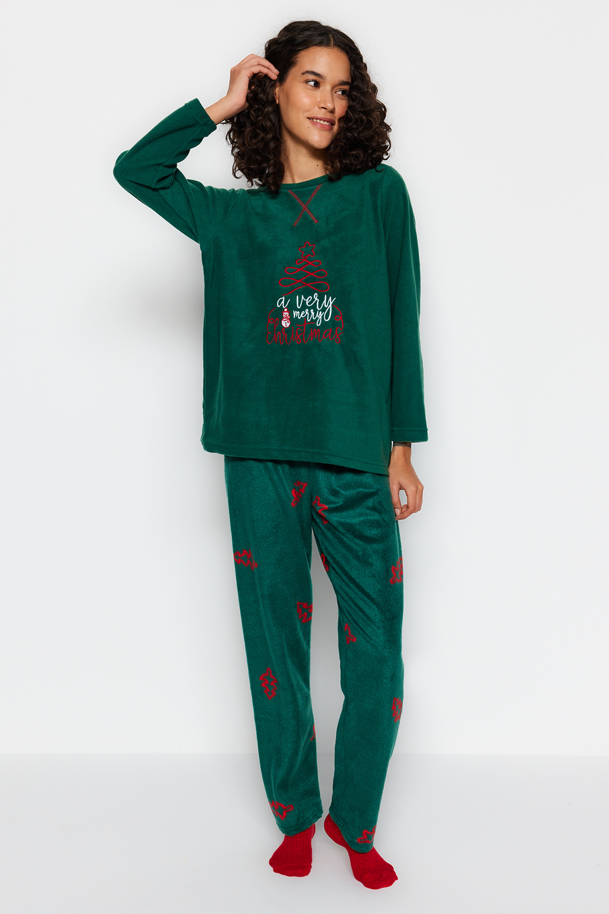 Trendyol Collection Grünes Winter-Strickpyjama-Set aus Fleece mit Neujahrsmotiv THMAW24PT00265