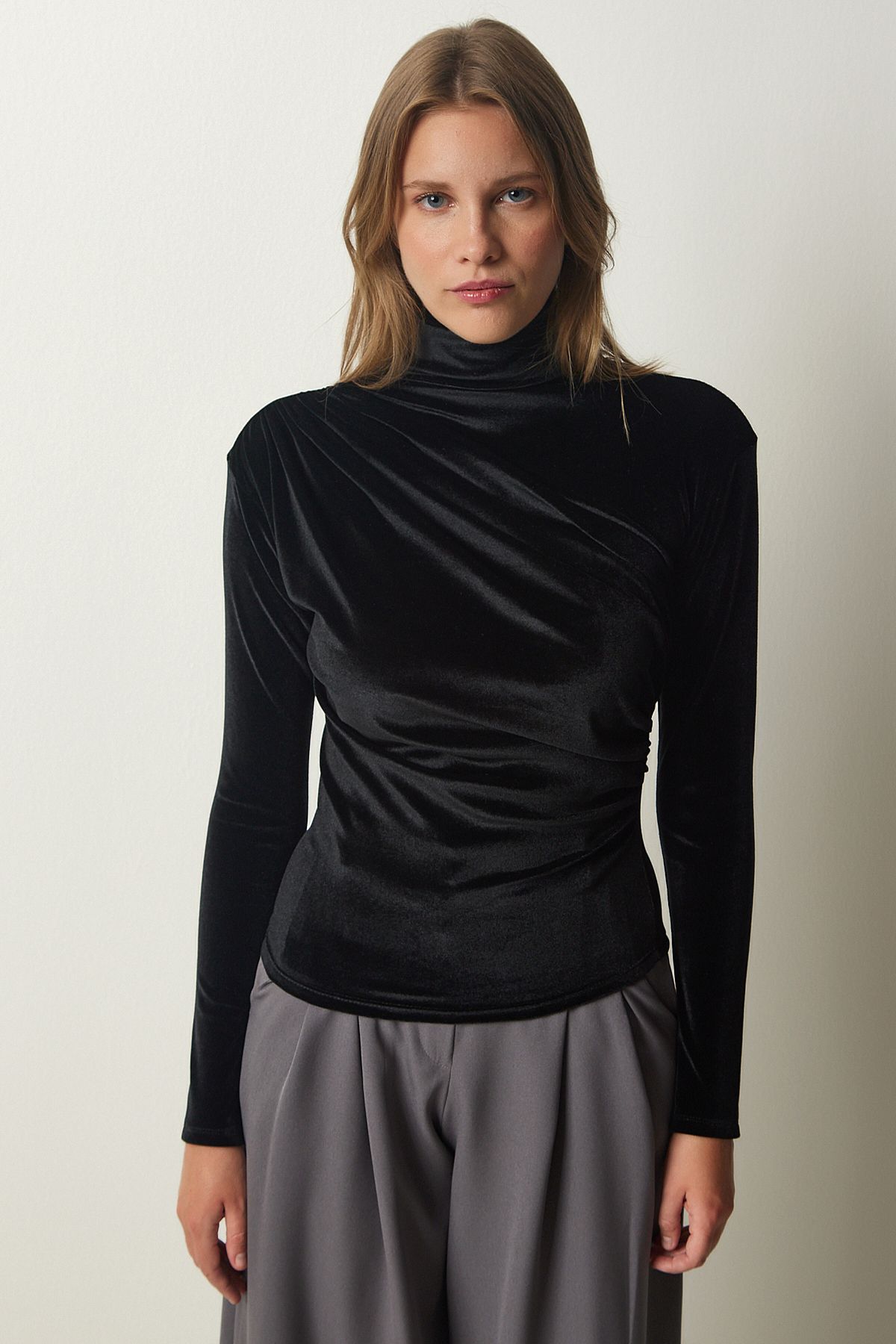 Happiness İstanbul-Stilvolle Damenbluse aus Samt mit gerafftem Kragen in Schwarz FF00144 3
