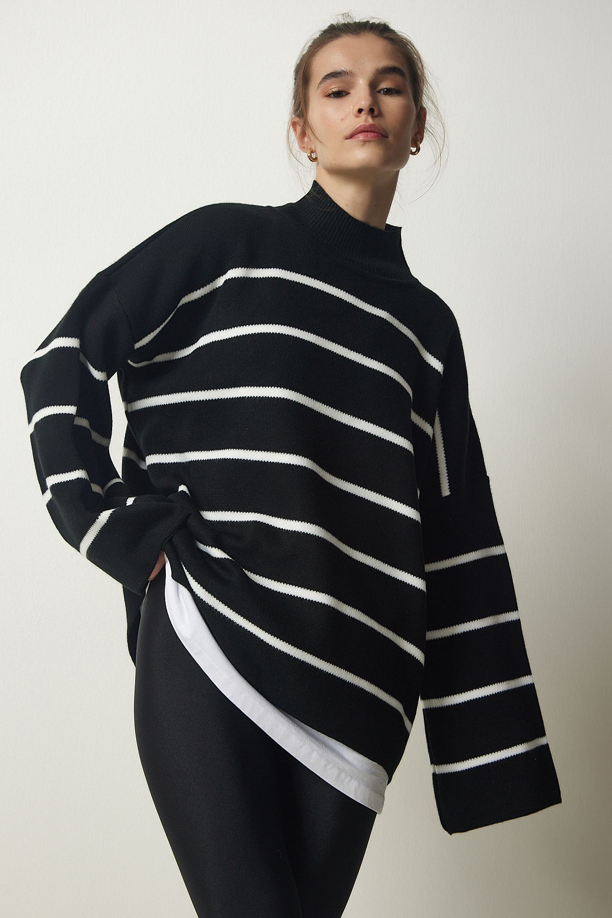 Happiness İstanbul-Schwarzes, gestreiftes Oversize-Sweatshirt aus Strick mit Stehkragen für Damen NF00076 4