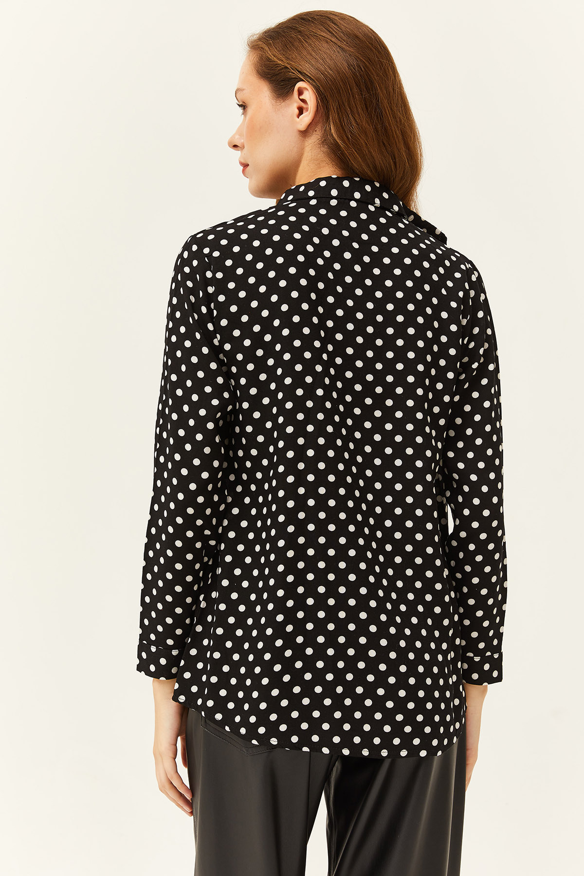 Olalook  Kadın Siyah Puantiyeli Desenli Dokuma Viskon Gömlek GML-19001162 - Görsel 2