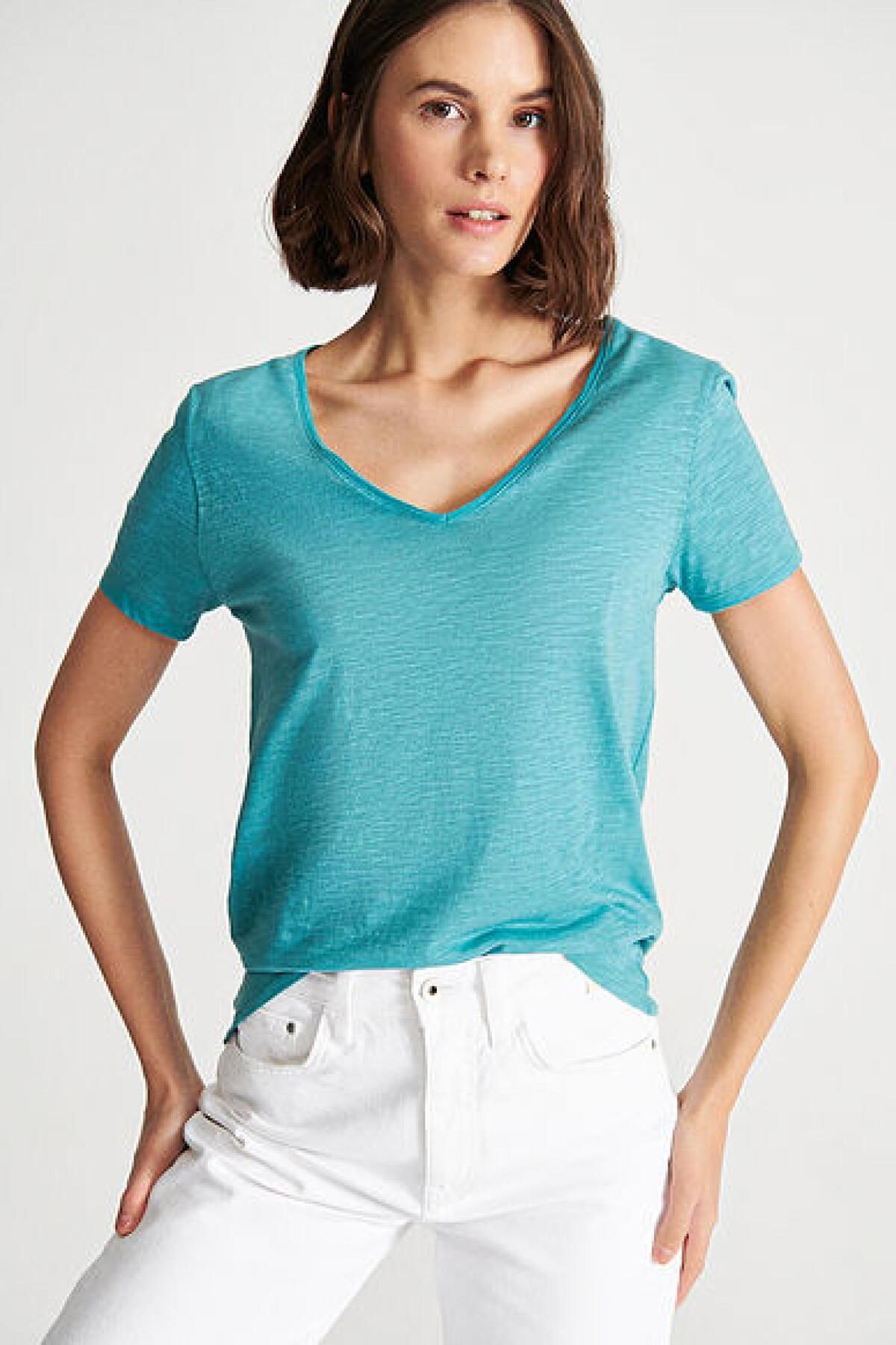 Mavi M168260-30735 تی شرت زنانه با یقه V پایه شانه دار پنبه ای محو شده