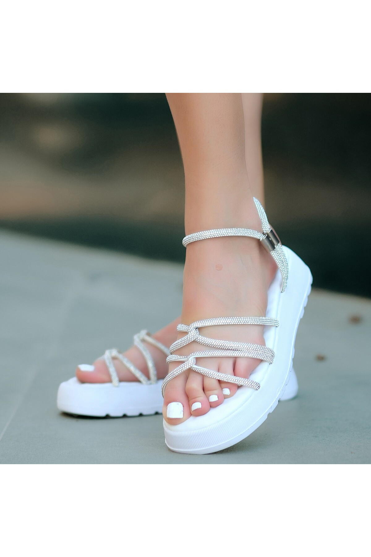 Koto Beyaz Cilt Boncuk İşlemeli Sandalet